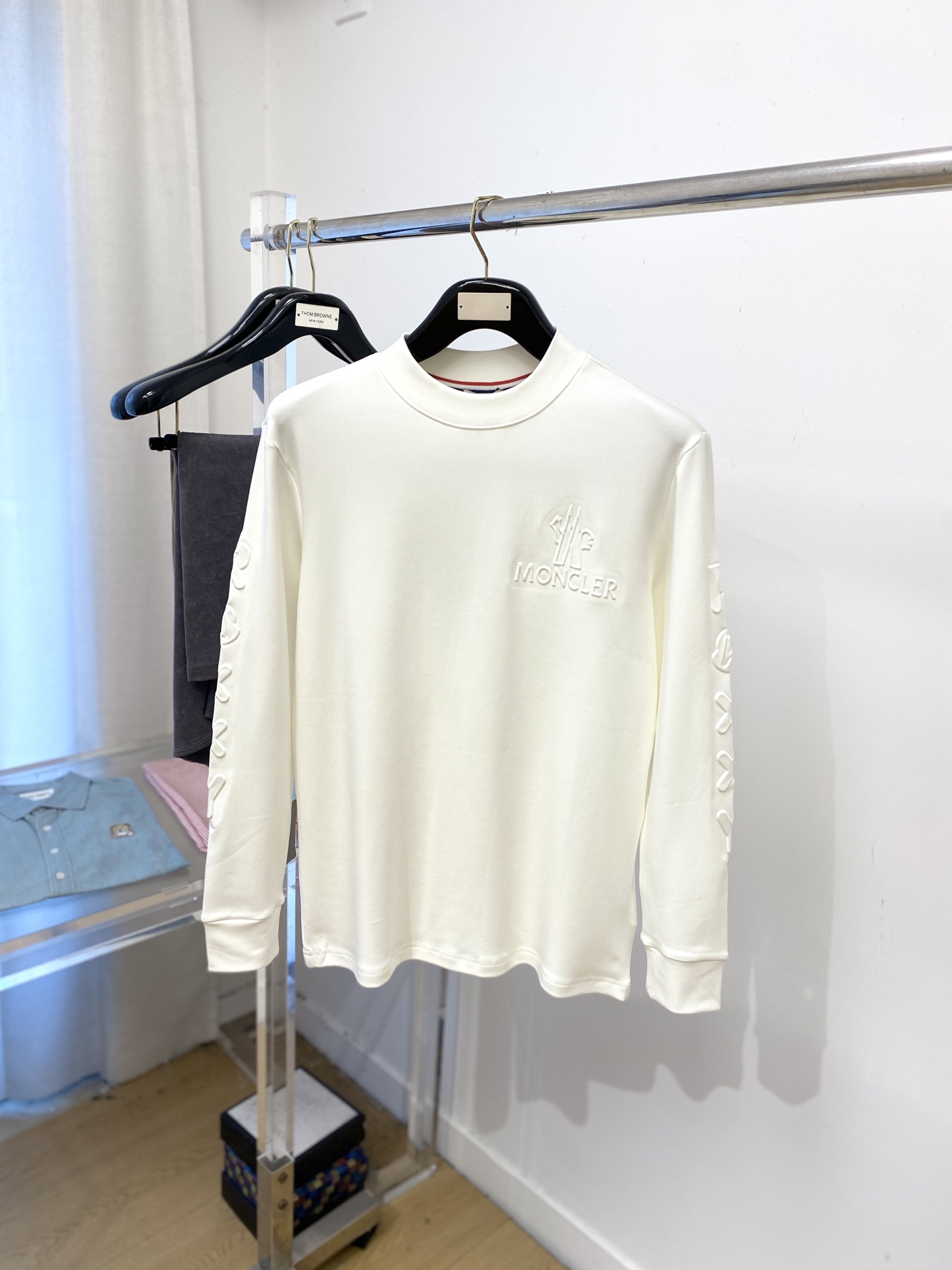 NO:548251,The cover, the new long-sleeved sweatshirt in 2025, handsome and fashionable, the chest design is concave and convex pattern letter logo, simple and versatile. The fabric cotton is not only crisp, maintains the trendy silhouette, and is comfortable to wear, and the yarn is more delicate, the number S-2XL, Moncler, hoodie, sweatshirts, alexander wang19860909蒙口、2025新品长袖卫衣,帅气时尚,胸前设计凹凸图案字母logo,简约百搭款.面料棉 不仅挺括,保持潮流的廓形,又穿着舒适,纱织更细腻,码数S-2XL,,Moncler,hoodie,sweatshirts,alexander wang,Men's clothing