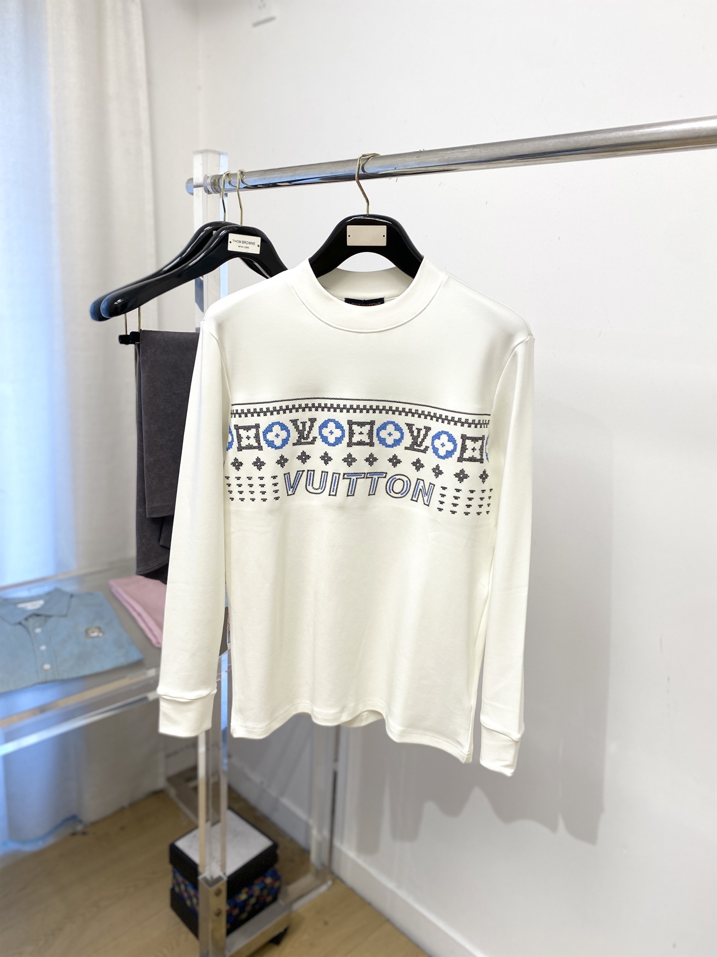 NO:548263,Louis Vuitton, 2025 new long-sleeved sweatshirt, handsome and fashionable, exquisite embroidered pattern letter logo on the chest, simple and versatile style. The fabric cotton is not only crisp, maintains the trendy silhouette, and is comfortable to wear, and the yarn is more delicate, the number S-2XL, louis vuitton, hoodie, sweatshirts, alexander wang19860909路易威登、2025新品长袖卫衣,帅气时尚,胸口精致刺绣图案字母logo,简约百搭款.面料棉 不仅挺括,保持潮流的廓形,又穿着舒适,纱织更细腻,码数S-2XL,,louis vuitton,hoodie,sweatshirts,alexander wang,Men's clothing