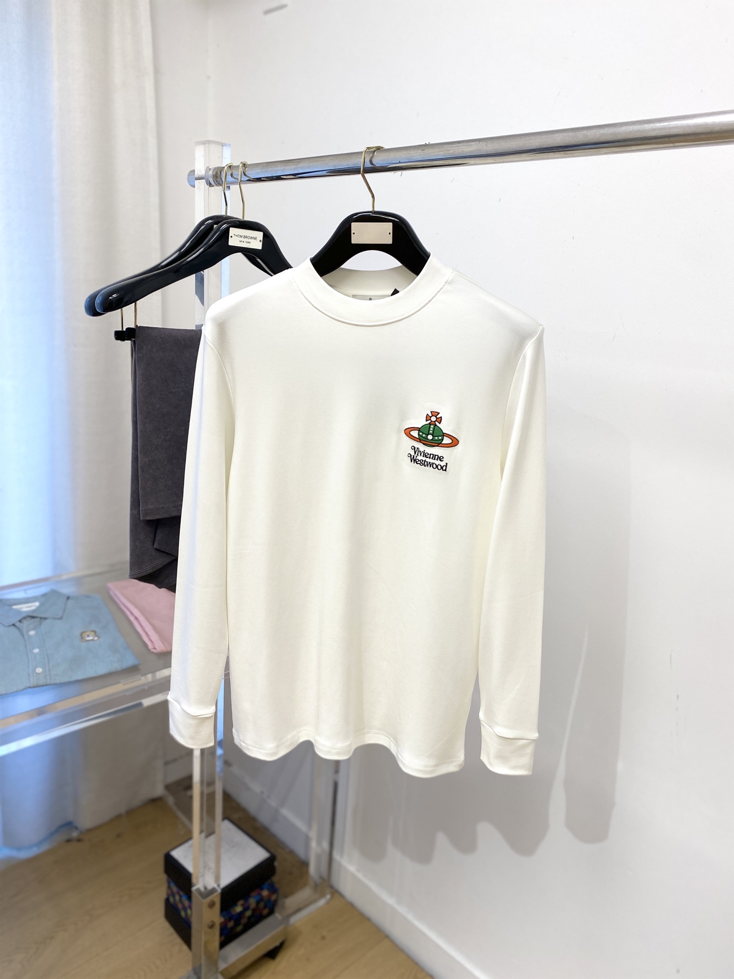 NO:548225,Vivian, 2025 new long-sleeved sweatshirt, handsome and fashionable, exquisite embroidered pattern letter logo on the chest, simple and versatile style. The fabric cotton is not only crisp, maintains the trendy silhouette, and is comfortable to wear, and the yarn is more delicate, the number S-2XL, hoodie, sweatshirts, alexander wang19860909薇薇安、2025新品长袖卫衣,帅气时尚,胸前精致刺绣图案字母logo,简约百搭款.面料棉 不仅挺括,保持潮流的廓形,又穿着舒适,纱织更细腻,码数S-2XL,,hoodie,sweatshirts,alexander wang,Men's clothing