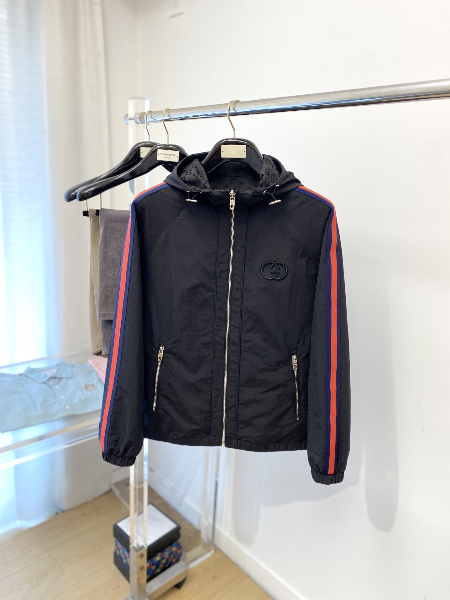 NO:573186,Gucci, 2025 new product, reversible jacket, fashionable and handsome, simple and versatile, exquisite embroidered letter logo on the chest, customized original fabric, not only stiff and maintain the trendy silhouette, but also comfortable to wear, the yarn is more delicate, size M-3XL,,jackets & coats,jackets & coats,alexander wang19860909古奇、2025新品双面穿夹克外套,时尚帅气,简约百搭款,胸前精致刺绣字母logo,定制原版面料,不仅挺括,保持潮流的廓形,又穿着舒适,纱织更细腻,码数M-3XL,,jackets & coats,jackets & coats,alexander wang,Men's clothing