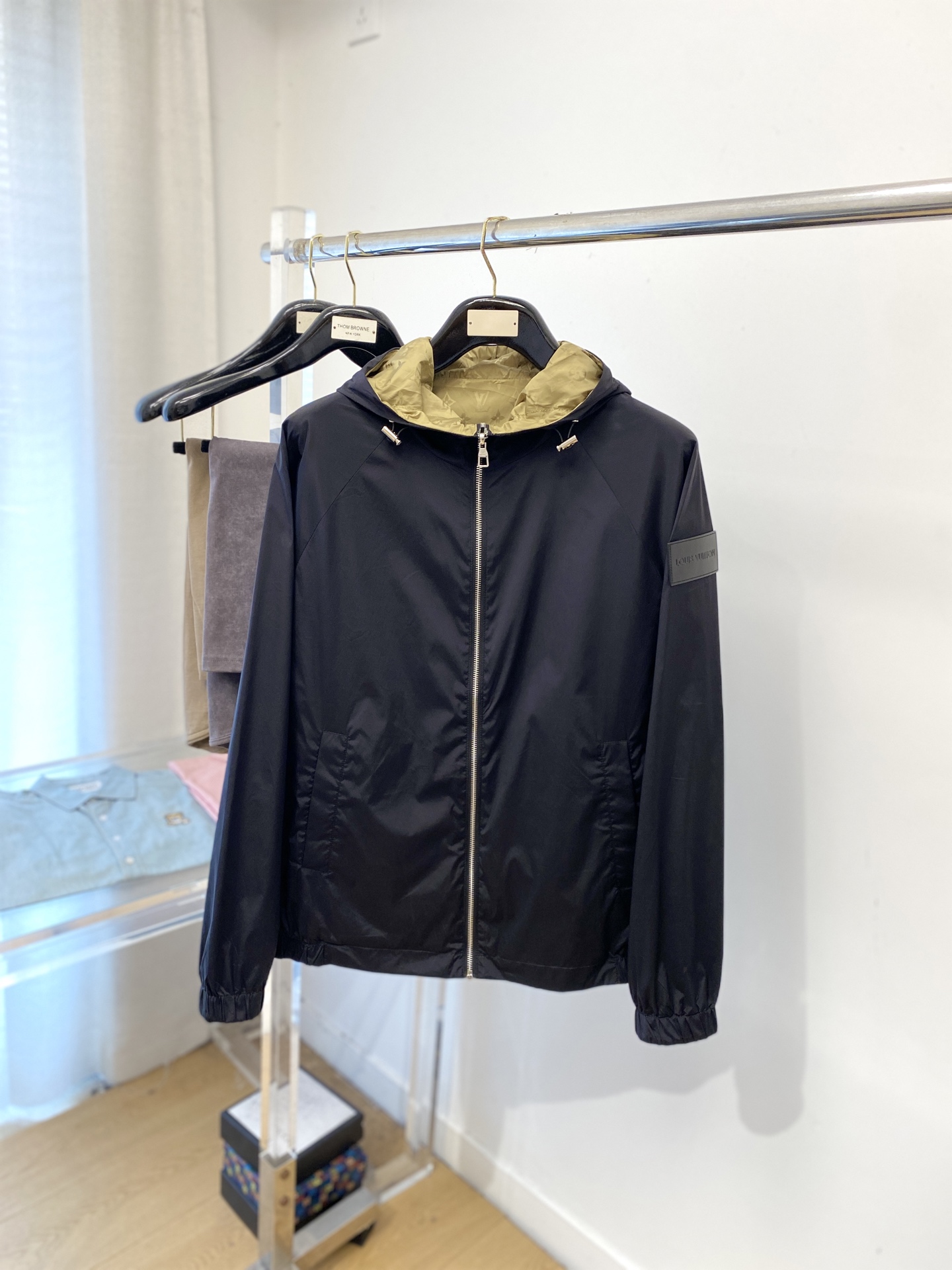 NO:548345,Burberry, 2025 new double-sided jacket, fashionable and handsome, simple and versatile style, cuff embroidered decorative letter logo, customized original fabric, not only crisp, maintains the trendy silhouette, and is comfortable to wear, and the yarn is more delicate, the number M-3XL, burberry, jackets & coats, jackets & coats, alexander wang19860909巴宝莉、2025新品双面穿夹克外套,时尚帅气,简约百搭款,袖口刺绣装饰字母logo,定制原版面料,不仅挺括,保持潮流的廓形,又穿着舒适,纱织更细腻,码数M-3XL,,burberry,jackets & coats,jackets & coats,alexander wang,Men's clothing