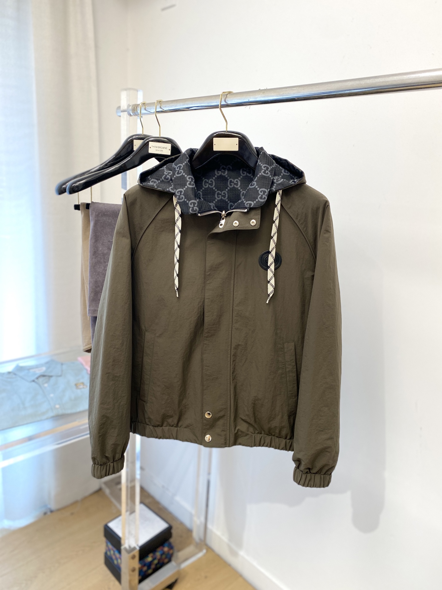 NO:548356,Guqi, 2025 new double-sided jacket, fashionable and handsome, simple and versatile style, embroidered decorative letter logo on the chest, customized original fabric, not only crisp, maintains the trendy silhouette, and is comfortable to wear, and the yarn weaving is more delicate, the number M-3XL, jackets & coats, jackets & coats, alexander wang19860909古奇、2025新品双面穿夹克外套,时尚帅气,简约百搭款,胸前刺绣装饰字母logo,定制原版面料,不仅挺括,保持潮流的廓形,又穿着舒适,纱织更细腻,码数M-3XL,,jackets & coats,jackets & coats,alexander wang,Men's clothing