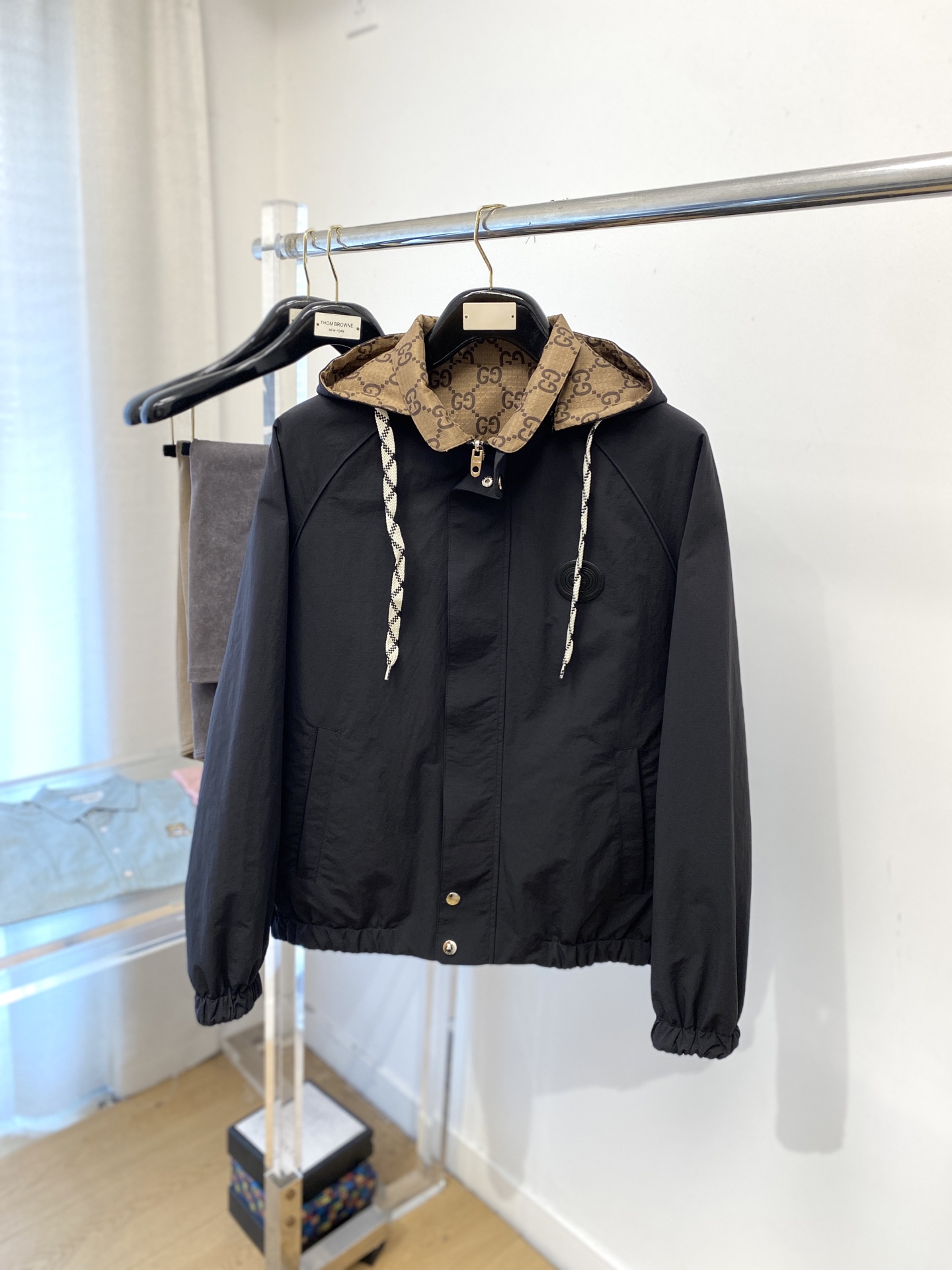 NO:548339,Guqi, 2025 new double-sided jacket, fashionable and handsome, simple and versatile style, embroidered decorative letter logo on the chest, customized original fabric, not only crisp, maintains the trendy silhouette, and is comfortable to wear, and the yarn weaving is more delicate, the number M-3XL, jackets & coats, jackets & coats, alexander wang19860909古奇、2025新品双面穿夹克外套,时尚帅气,简约百搭款,胸前刺绣装饰字母logo,定制原版面料,不仅挺括,保持潮流的廓形,又穿着舒适,纱织更细腻,码数M-3XL,,jackets & coats,jackets & coats,alexander wang,Men's clothing