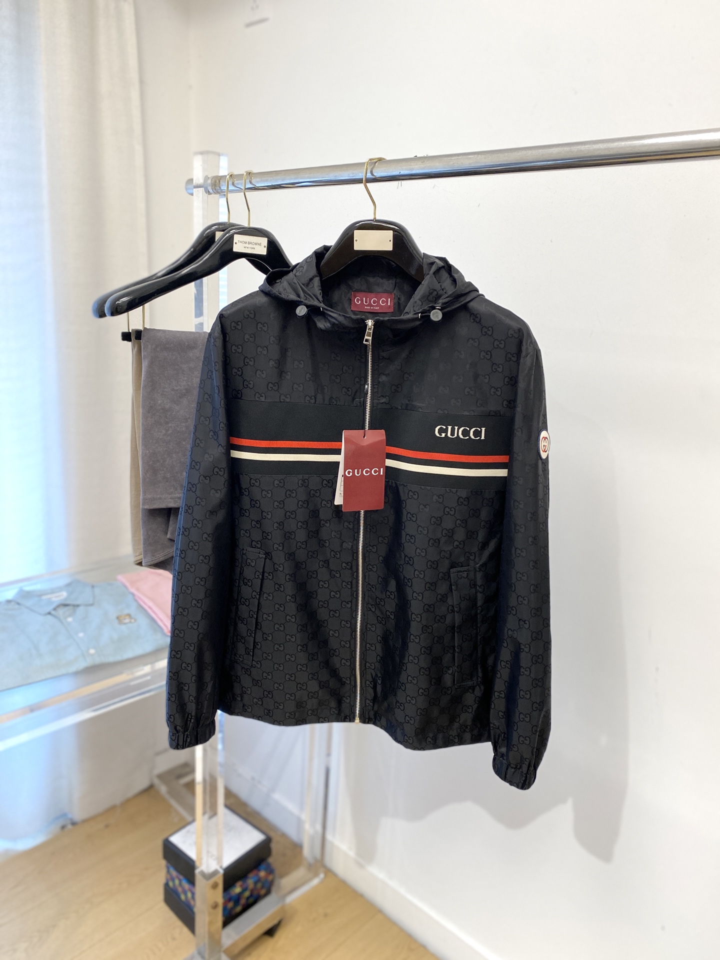 NO:548331,Guqi, 2025 new jacket jacket, fashionable and handsome, simple and versatile style, cuff embroidered decorative letter logo, customized original fabric, not only crisp, maintains the trendy silhouette, and is comfortable to wear, and the yarn weaving is more delicate, the number M-3XL, jackets & coats, jackets & coats, alexander wang19860909古奇、2025新品夹克外套,时尚帅气,简约百搭款,袖口刺绣装饰字母logo,定制原版面料,不仅挺括,保持潮流的廓形,又穿着舒适,纱织更细腻,码数M-3XL,,jackets & coats,jackets & coats,alexander wang,Men's clothing