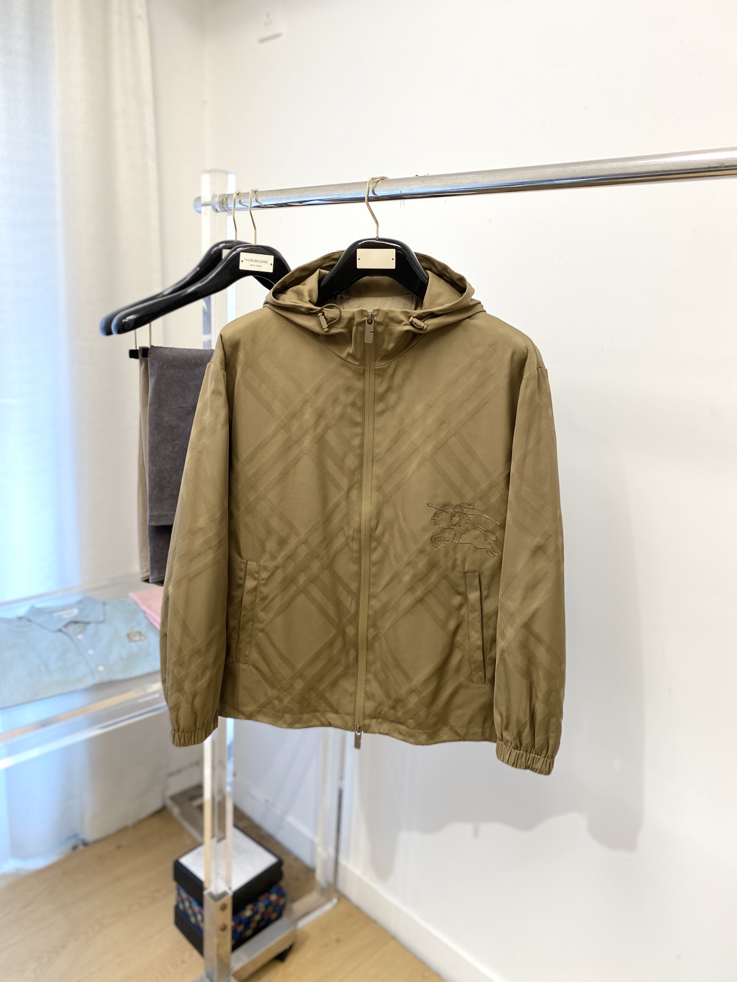 NO:548326,Burberry, 2025 new jacket jacket, fashionable and handsome, simple and versatile style, exquisite embroidery pattern logo under the clothes, customized original fabric, not only crisp, maintains the trendy silhouette, and is comfortable to wear, and the yarn is more delicate, the number M-3XL, burberry, jackets & coats, jackets & coats, alexander wang19860909巴宝莉、2025新品夹克外套,时尚帅气,简约百搭款,衣下精致刺绣图案logo,定制原版面料,不仅挺括,保持潮流的廓形,又穿着舒适,纱织更细腻,码数M-3XL,,burberry,jackets & coats,jackets & coats,alexander wang,Men's clothing