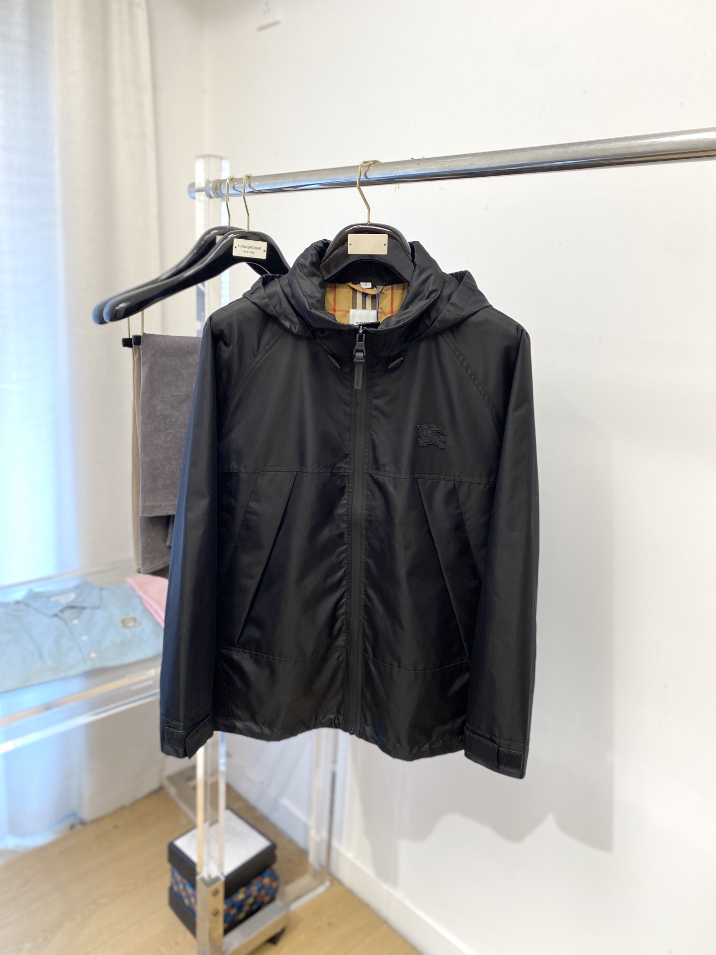 NO:573184,Burberry, 2025 new jacket, fashionable and handsome, simple and versatile, embroidered logo on the chest, customized original fabric, not only stiff and maintain the trendy silhouette, but also comfortable to wear, the yarn is more delicate, size M-3XL,,burberry,jackets & coats,jackets & coats,alexander wang19860909巴宝莉、2025新品夹克外套,时尚帅气,简约百搭款,胸前刺绣装饰图案logo,定制原版面料,不仅挺括,保持潮流的廓形,又穿着舒适,纱织更细腻,码数M-3XL,,burberry,jackets & coats,jackets & coats,alexander wang,Men's clothing