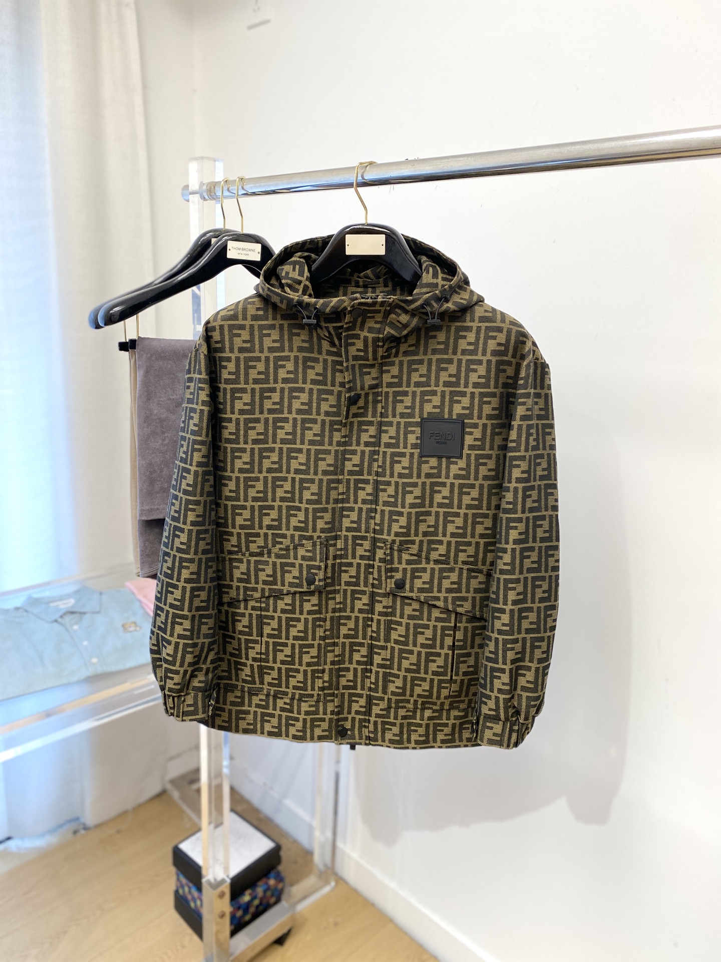 NO:548316,Fendi, 2025 new jacket jacket, fashionable and handsome, simple and versatile style, chest embroidery decorative letter logo, customized original fabric, not only crisp, maintains the trendy silhouette, and is comfortable to wear, and the yarn weaving is more delicate, the number M-3XL, fendi, jackets & coats, jackets & coats, alexander wang19860909芬迪、2025新品夹克外套,时尚帅气,简约百搭款,胸前刺绣装饰字母logo,定制原版面料,不仅挺括,保持潮流的廓形,又穿着舒适,纱织更细腻,码数M-3XL,,fendi,jackets & coats,jackets & coats,alexander wang,Men's clothing