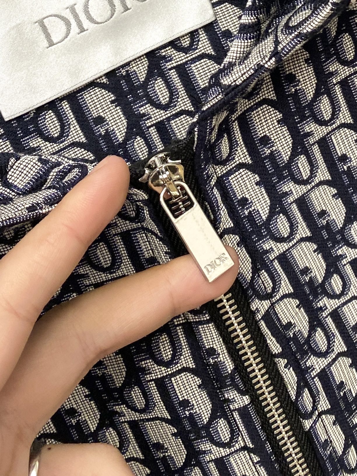 迪奥、2025新品夹克外套，时尚帅气，简约百搭款，袖口刺绣装饰字母logo，定制原版面料，不仅挺括，保持