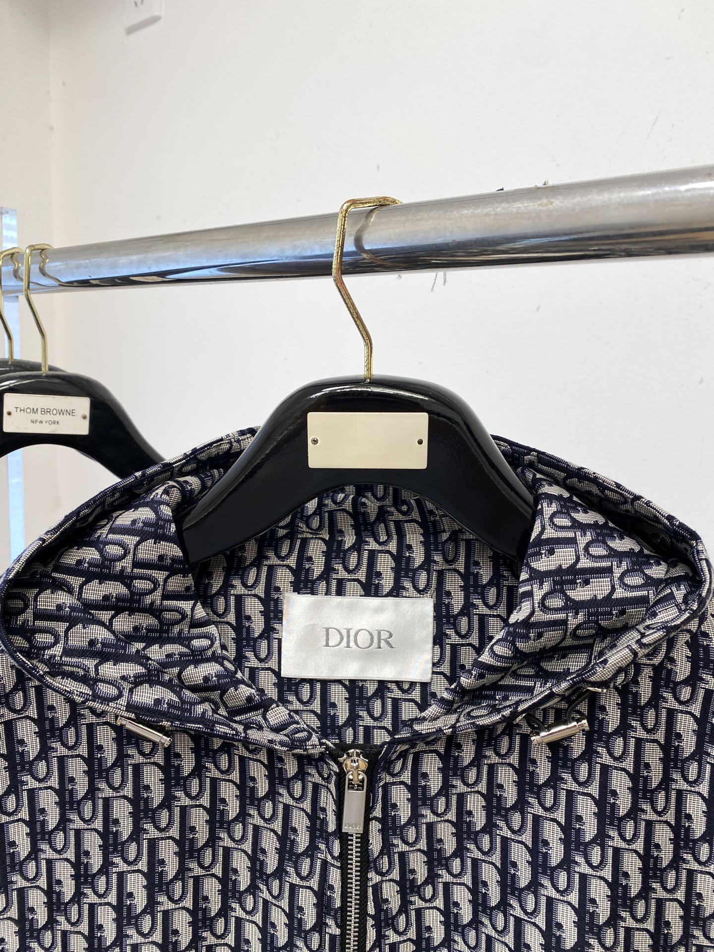 迪奥、2025新品夹克外套，时尚帅气，简约百搭款，袖口刺绣装饰字母logo，定制原版面料，不仅挺括，保持