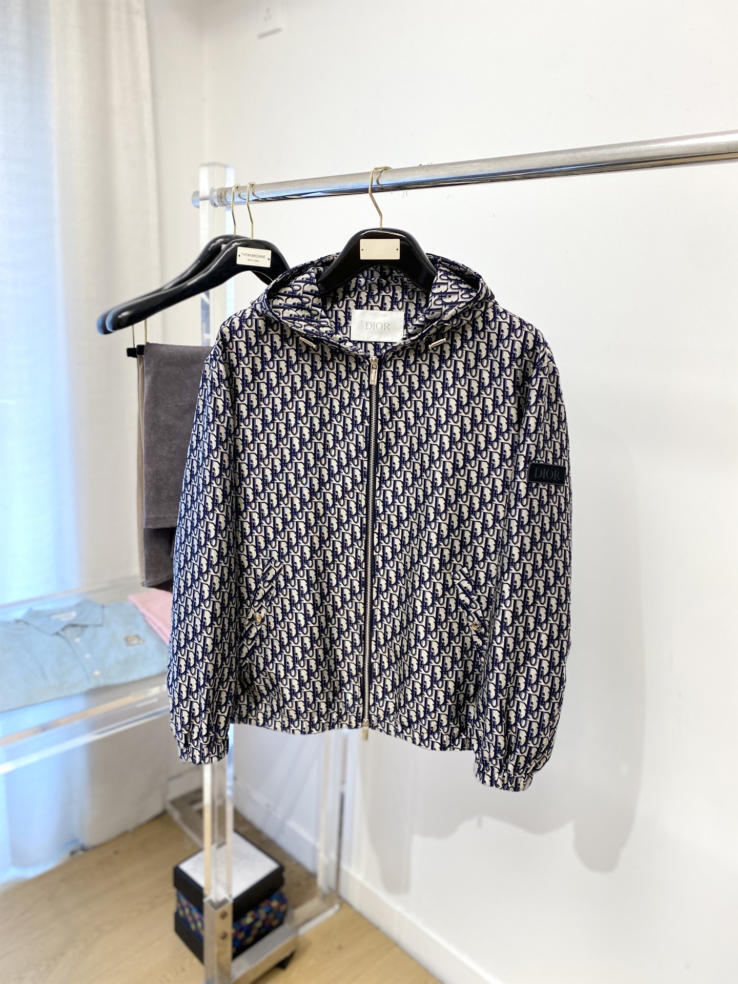 NO:548332,Dior, 2025 new jacket jacket, fashionable and handsome, simple and versatile style, cuff embroidered decorative letter logo, customized original fabric, not only crisp, maintains the trendy silhouette, and is comfortable to wear, and the yarn weaving is more delicate, the number M-3XL, dior, jackets & coats, jackets & coats, alexander wang19860909迪奥、2025新品夹克外套,时尚帅气,简约百搭款,袖口刺绣装饰字母logo,定制原版面料,不仅挺括,保持潮流的廓形,又穿着舒适,纱织更细腻,码数M-3XL,,dior,jackets & coats,jackets & coats,alexander wang,Men's clothing