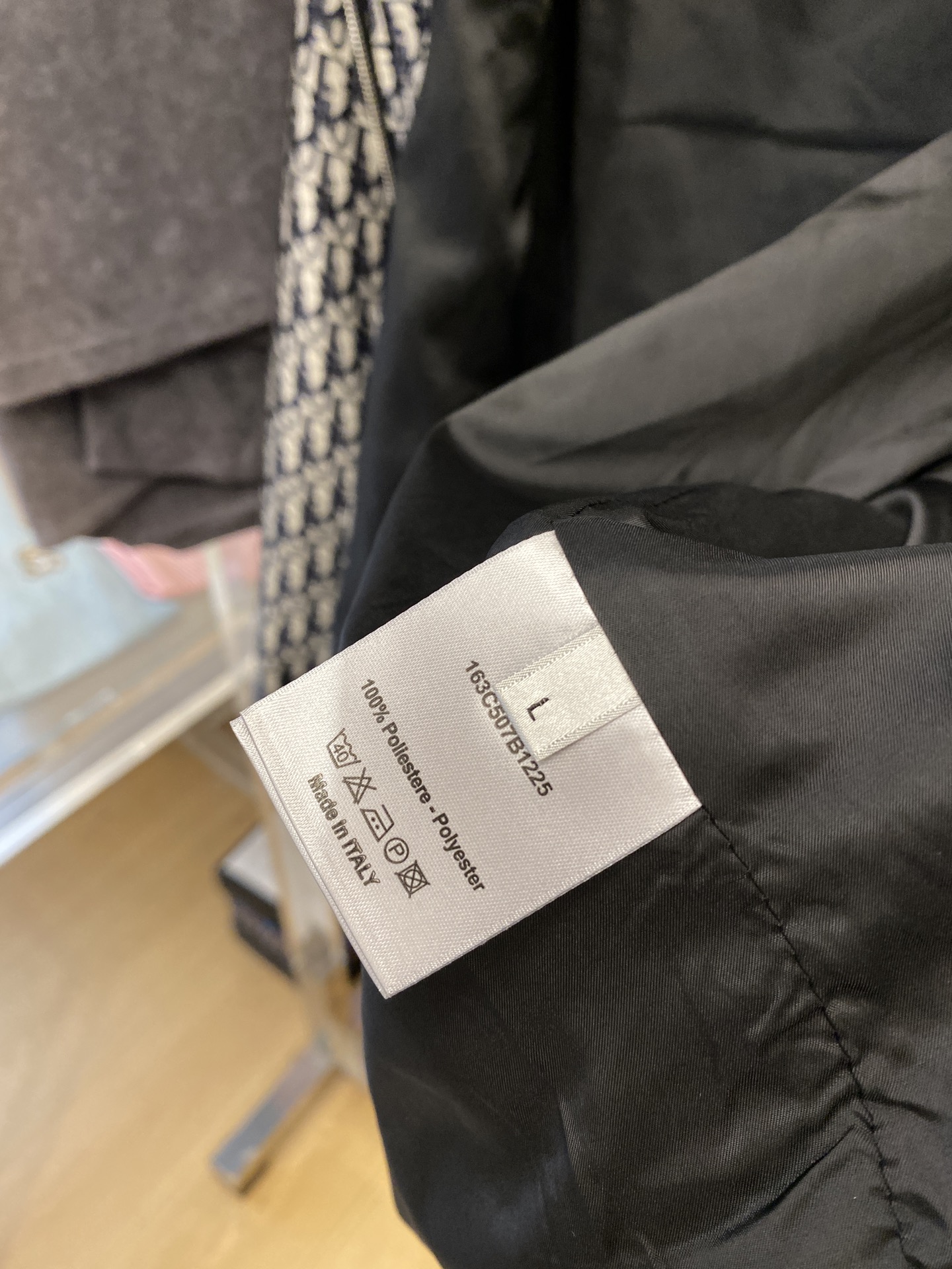 迪奥、2025新品夹克外套，时尚帅气，简约百搭款，袖口刺绣装饰字母logo，定制原版面料，不仅挺括，保持