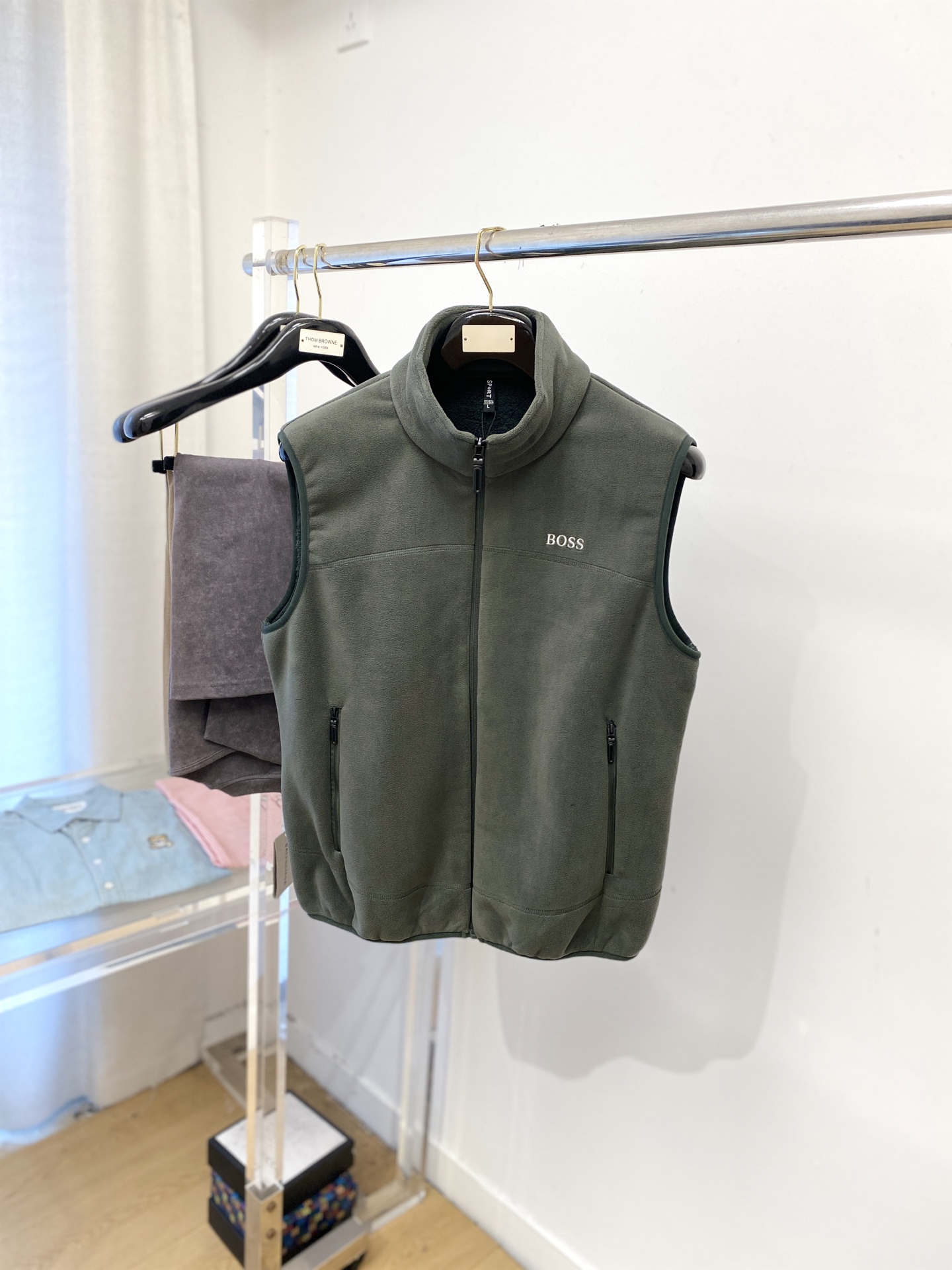 NO:548327,BOSS, 2025 new velvet jacket vest jacket, fashionable and handsome, simple and versatile style, exquisite embroidered letter logo on the chest, customized original fabric, not only crisp, maintains the trendy silhouette, and is comfortable to wear, the yarn weaving is more delicate, the number M-4XL,, jackets & coats, jackets & coats, alexander wang19860909BOSS、2025新品加绒夹克马甲外套,时尚帅气,简约百搭款,胸前精致刺绣字母logo,定制原版面料,不仅挺括,保持潮流的廓形,又穿着舒适,纱织更细腻,码数M-4XL,,jackets & coats,jackets & coats,alexander wang,Men's clothing