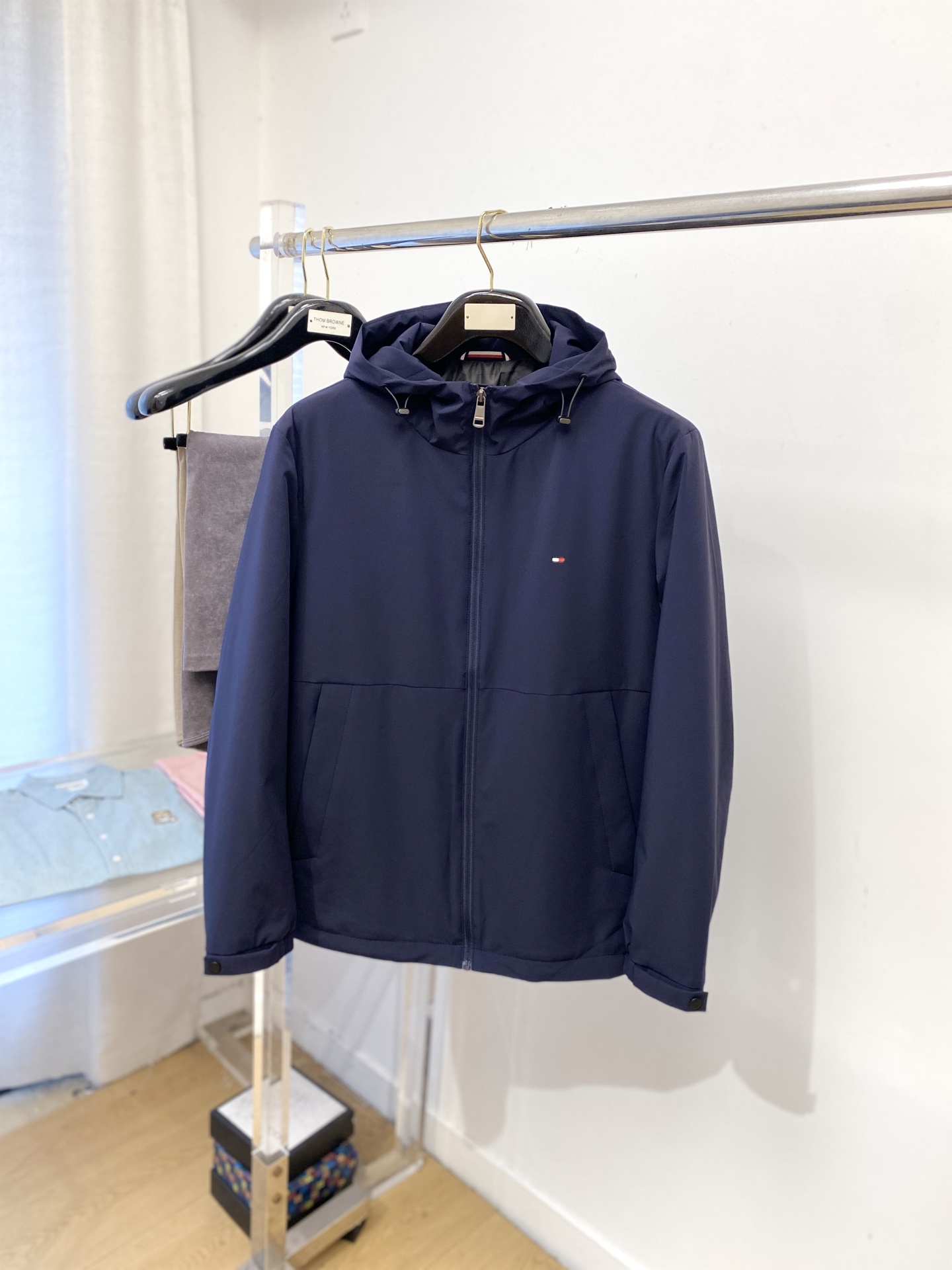 NO:548290,TOMMY, 2025 new jacket jacket, fashionable and handsome, simple and versatile style, exquisite embroidery pattern logo on the chest, customized original fabric, not only crisp, maintains the trendy silhouette, and is comfortable to wear, the yarn weaving is more delicate, the number M-4XL,,tom ford, jackets & coats, jackets & coats, alexander wang19860909TOMMY、2025新品夹克外套,时尚帅气,简约百搭款,胸前精致刺绣图案logo,定制原版面料,不仅挺括,保持潮流的廓形,又穿着舒适,纱织更细腻,码数M-4XL,,tom ford,jackets & coats,jackets & coats,alexander wang,Men's clothing