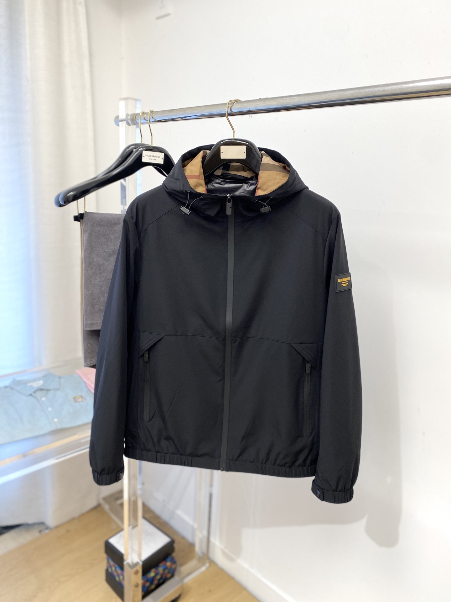 NO:548280,Burberry, 2025 new jacket jacket, fashionable and handsome, simple and versatile style, cuff embroidered decorative letter logo, customized original fabric, not only crisp, maintains the trendy silhouette, and is comfortable to wear, and the yarn is more delicate, code M-4XL, burberry, jackets & coats, jackets & coats, alexander wang19860909巴宝莉、2025新品夹克外套,时尚帅气,简约百搭款,袖口刺绣装饰字母logo,定制原版面料,不仅挺括,保持潮流的廓形,又穿着舒适,纱织更细腻,码数M-4XL,,burberry,jackets & coats,jackets & coats,alexander wang,Men's clothing