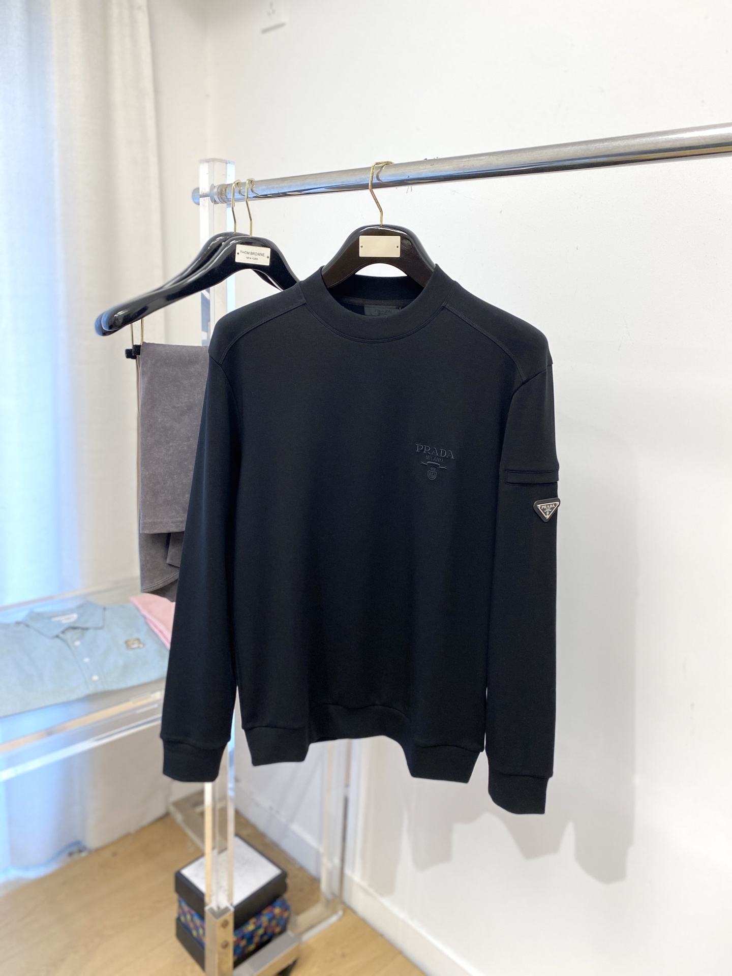 NO:548301,Prada, 2025 new long-sleeved sweatshirt, handsome and fashionable, cuff hardware decorative triangle logo, simple and versatile style. Fabric cotton is not only crisp, maintains a fashionable silhouette, and is comfortable to wear, and the yarn is more delicate, the number M-3XL, prada, hoodie, sweatshirts, alexander wang19860909普拉达、2025新品长袖卫衣,帅气时尚,袖口五金装饰三角标logo,简约百搭款.面料棉 不仅挺括,保持潮流的廓形,又穿着舒适,纱织更细腻,码数M-3XL,,prada,hoodie,sweatshirts,alexander wang,Men's clothing