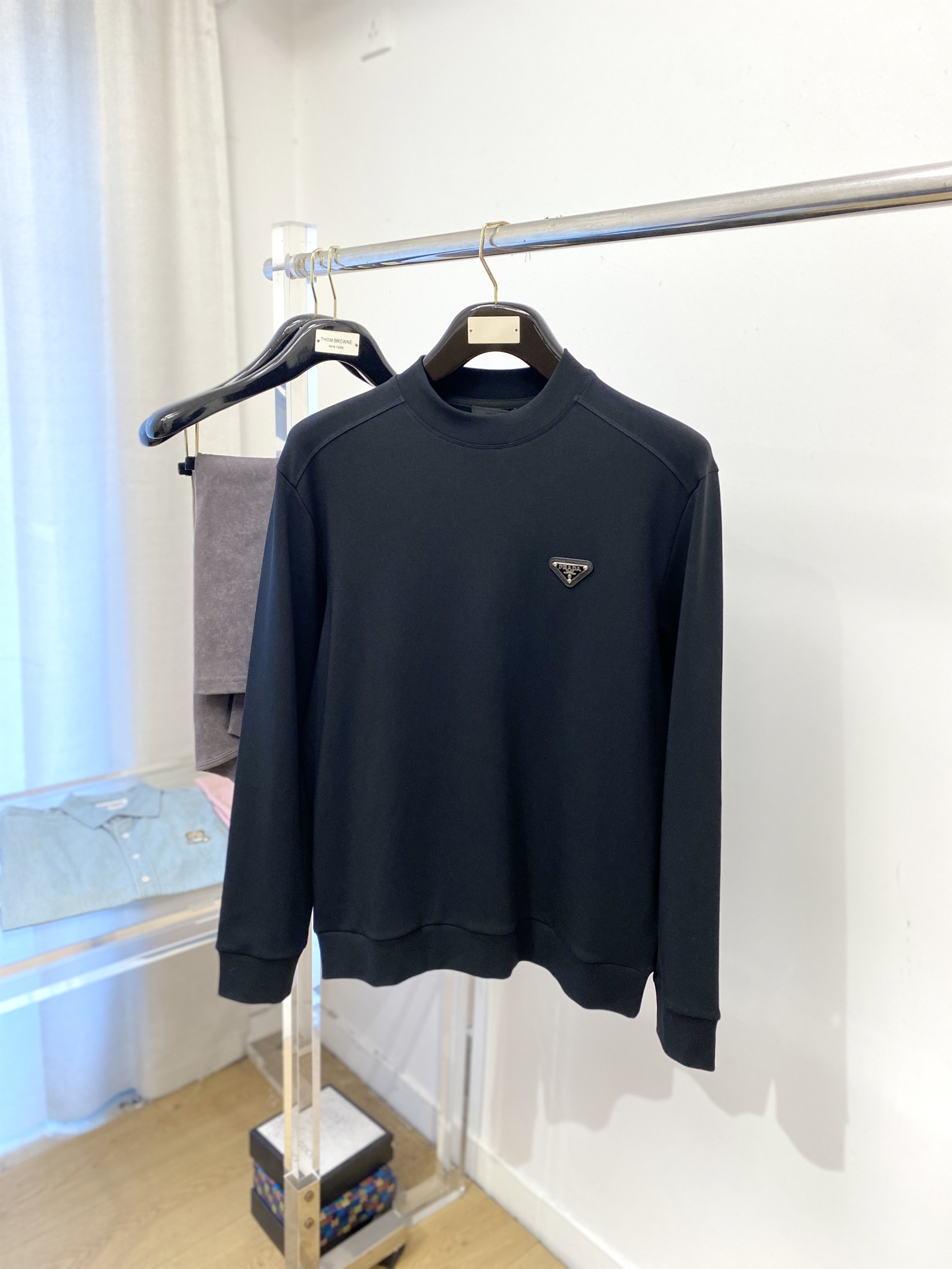 NO:548297,Prada, 2025 new long-sleeved sweatshirt, handsome and fashionable, chest hardware decorative triangle logo, simple and versatile style. Fabric cotton is not only crisp, maintains a fashionable silhouette, and is comfortable to wear, and the yarn is more delicate, the number M-3XL, prada, hoodie, sweatshirts, alexander wang19860909普拉达、2025新品长袖卫衣,帅气时尚,胸前五金装饰三角标logo,简约百搭款.面料棉 不仅挺括,保持潮流的廓形,又穿着舒适,纱织更细腻,码数M-3XL,,prada,hoodie,sweatshirts,alexander wang,Men's clothing