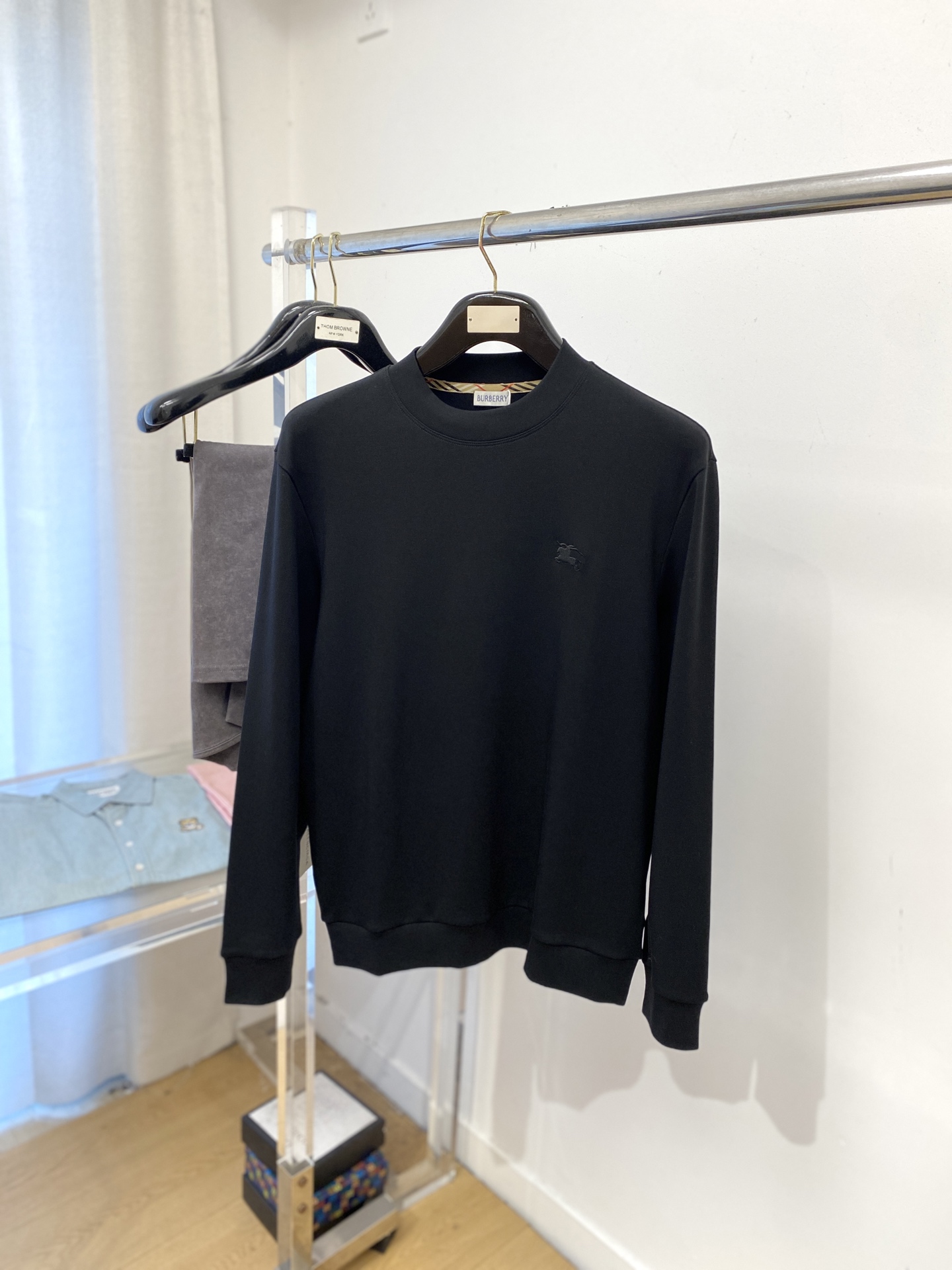 NO:548292,Burberry, 2025 new long-sleeved sweatshirt, handsome and fashionable, exquisite embroidered pattern logo on the chest, simple and versatile style. The fabric cotton is not only crisp, maintains the trendy silhouette, and is comfortable to wear, and the yarn is more delicate. The number M-3XL, burberry, hoodie, sweatshirts, alexander wang19860909巴宝莉、2025新品长袖卫衣,帅气时尚,胸前精致刺绣图案logo,简约百搭款.面料棉 不仅挺括,保持潮流的廓形,又穿着舒适,纱织更细腻,码数M-3XL,,burberry,hoodie,sweatshirts,alexander wang,Men's clothing