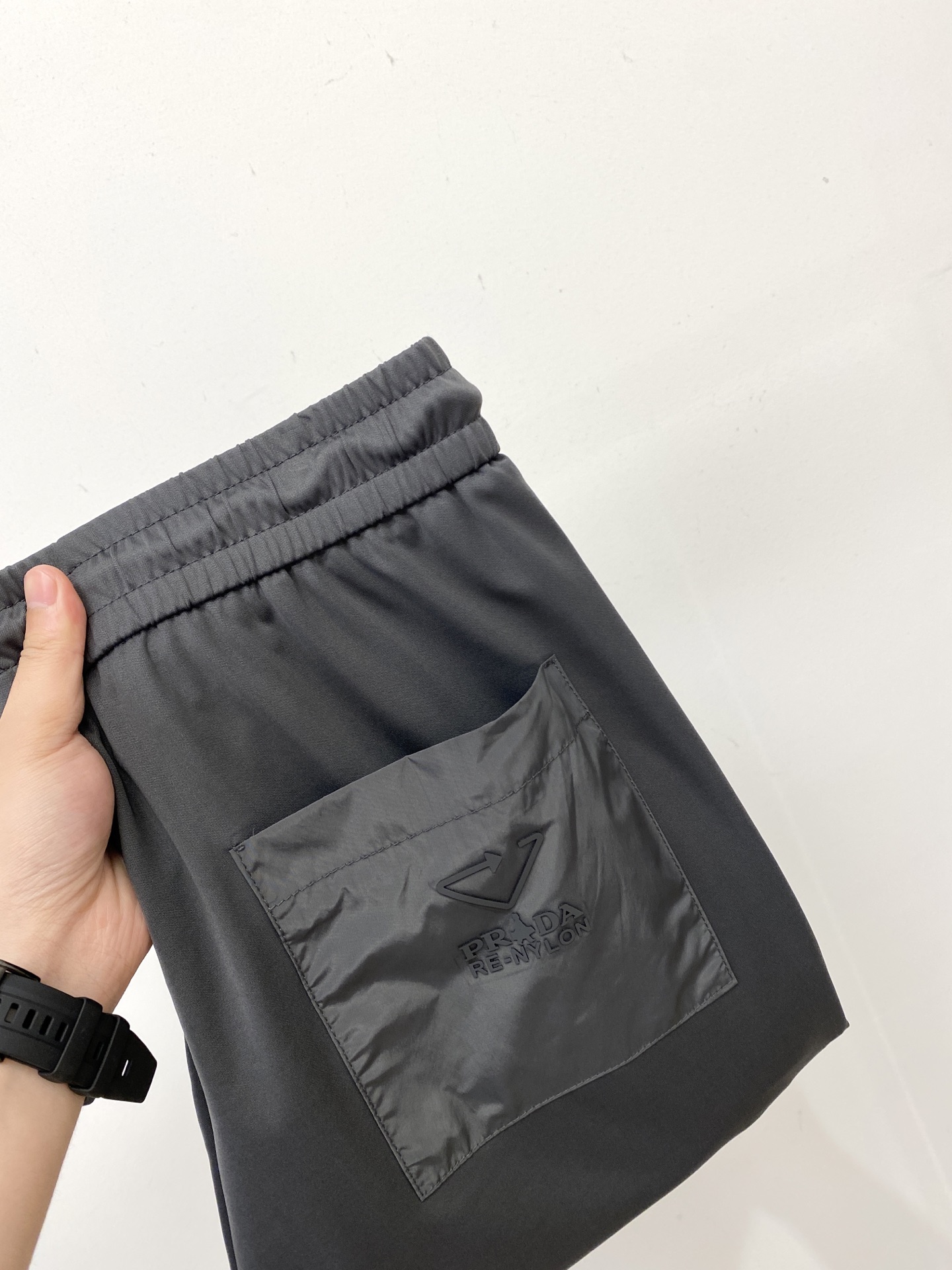 NO:548287,Prada, 2025 hot casual pants, high elasticity and slimming, simple and versatile hot style, fine workmanship, every needle can be seen attentively, many celebrity internet celebrities love the most, lengthen the body proportions!  Micro-spin ^_^Comfortable fabric Details M-3XL, prada, alexander wang19860909普拉达、2025爆款休闲裤 高弹显瘦必爆简约百搭爆款,做工精细,每一针都看得到用心,超多明星网红最爱 拉长身材比例哦！微弹 ^_^舒适面料 细节体码数M-3XL,,prada,alexander wang,Men's clothing