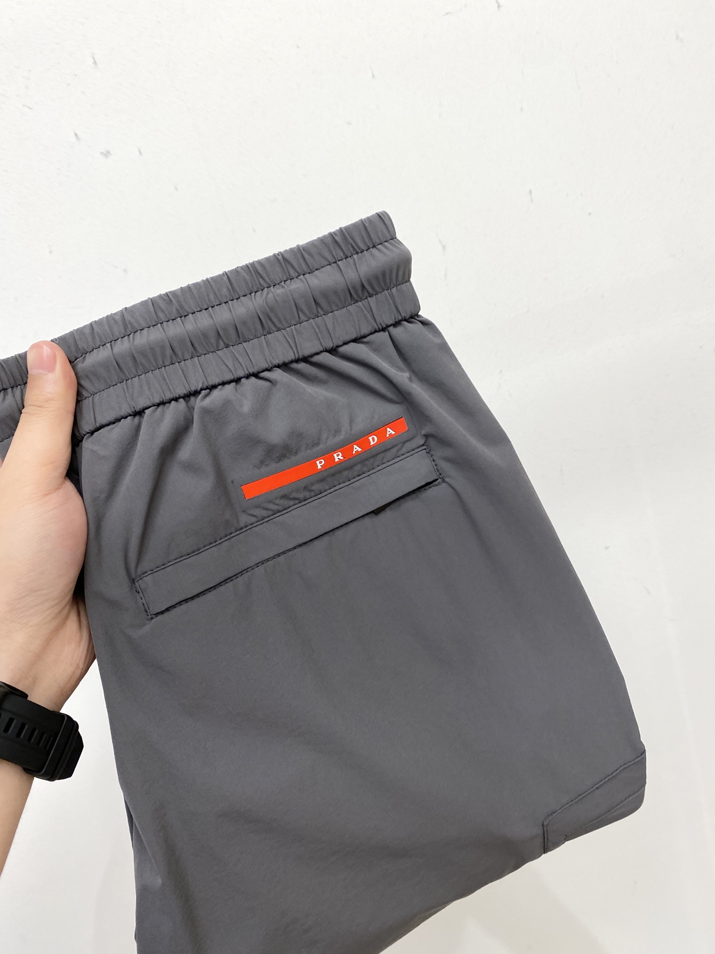 NO:548260,Prada, 2025 hot casual pants, high elasticity and slimming, simple and versatile hot style, fine workmanship, every needle can be seen attentively, many celebrity internet celebrities love the most, lengthen the body proportions!  Micro-spin ^_^ Comfortable fabric Details M-3XL Buy now, prada, alexander wang19860909普拉达、2025爆款休闲裤 高弹显瘦必爆简约百搭爆款,做工精细,每一针都看得到用心,超多明星网红最爱 拉长身材比例哦！微弹 ^_^舒适面料 细节体码数M-3XL 立即抢购,,prada,alexander wang,Men's clothing