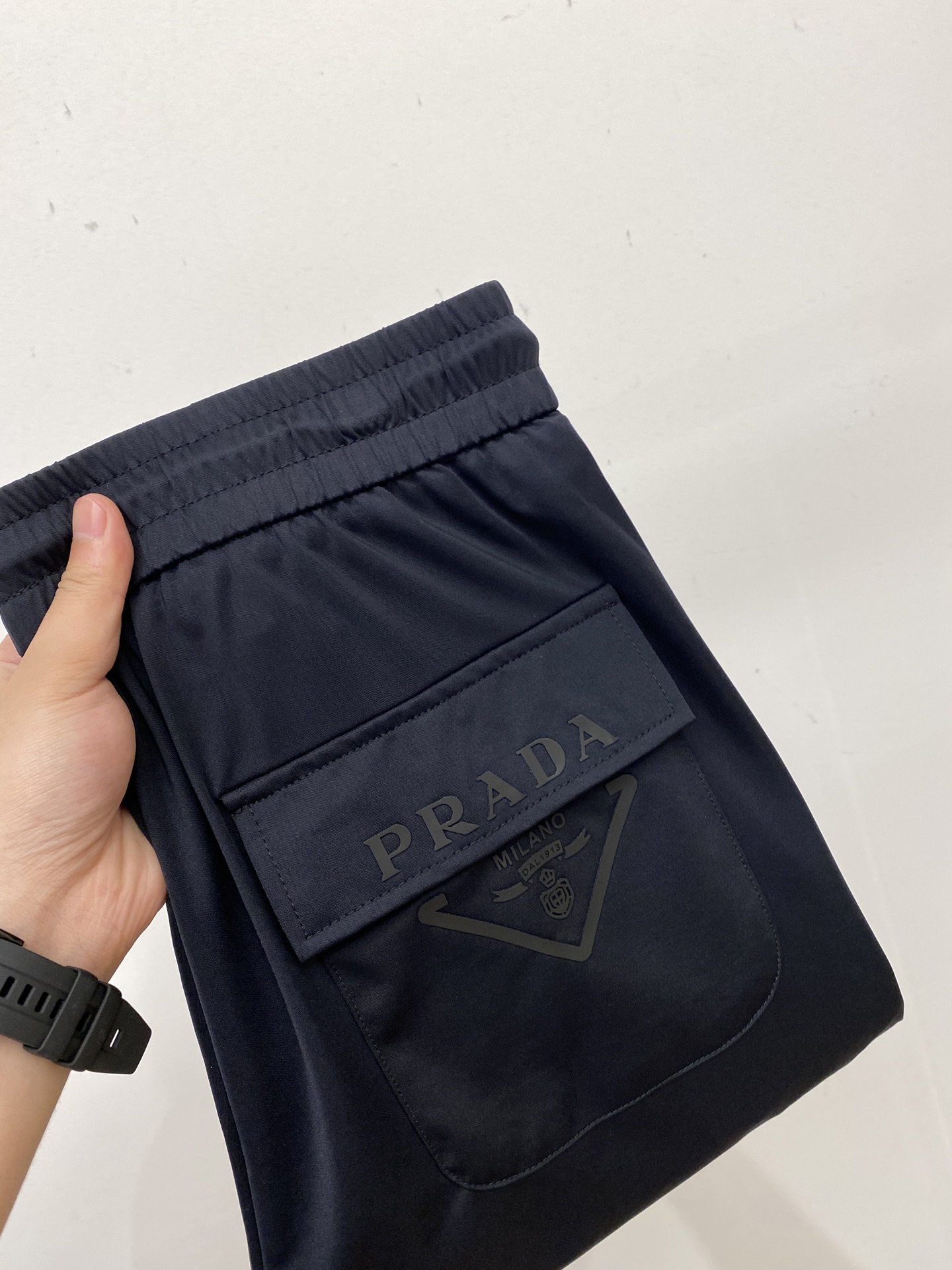 NO:548270,Prada, 2025 hot casual pants, high elasticity and slimming, simple and versatile hot style, fine workmanship, every needle can be seen attentively, many celebrity internet celebrities love the most, lengthen the body proportions!  Micro-spin ^_^ Comfortable fabric Details M-3XL Buy now, prada, alexander wang19860909普拉达、2025爆款休闲裤 高弹显瘦必爆简约百搭爆款,做工精细,每一针都看得到用心,超多明星网红最爱 拉长身材比例哦！微弹 ^_^舒适面料 细节体码数M-3XL 立即抢购,,prada,alexander wang,Men's clothing
