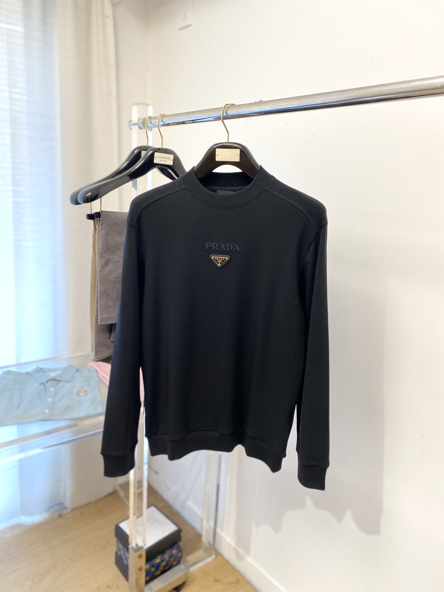 NO:550284,Prada, 2025 new long-sleeved sweatshirt, handsome and fashionable, chest hardware decoration three-glue logo, simple and versatile style. Fabric cotton is not only crisp, maintains a fashionable silhouette, and is comfortable to wear, and the yarn is more delicate, the number M-3XL, prada, hoodie, sweatshirts, alexander wang19860909普拉达、2025新品长袖卫衣,帅气时尚,胸口五金装饰三胶标logo,简约百搭款.面料棉 不仅挺括,保持潮流的廓形,又穿着舒适,纱织更细腻,码数M-3XL,,prada,hoodie,sweatshirts,alexander wang,Men's clothing