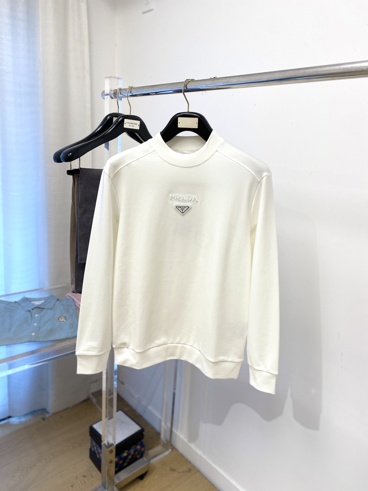 NO:550278,Prada, 2025 new long-sleeved sweatshirt, handsome and fashionable, chest hardware decoration three-glue logo, simple and versatile style. Fabric cotton is not only crisp, maintains a fashionable silhouette, and is comfortable to wear, and the yarn is more delicate, the number M-3XL, prada, hoodie, sweatshirts, alexander wang19860909普拉达、2025新品长袖卫衣,帅气时尚,胸口五金装饰三胶标logo,简约百搭款.面料棉 不仅挺括,保持潮流的廓形,又穿着舒适,纱织更细腻,码数M-3XL,,prada,hoodie,sweatshirts,alexander wang,Men's clothing