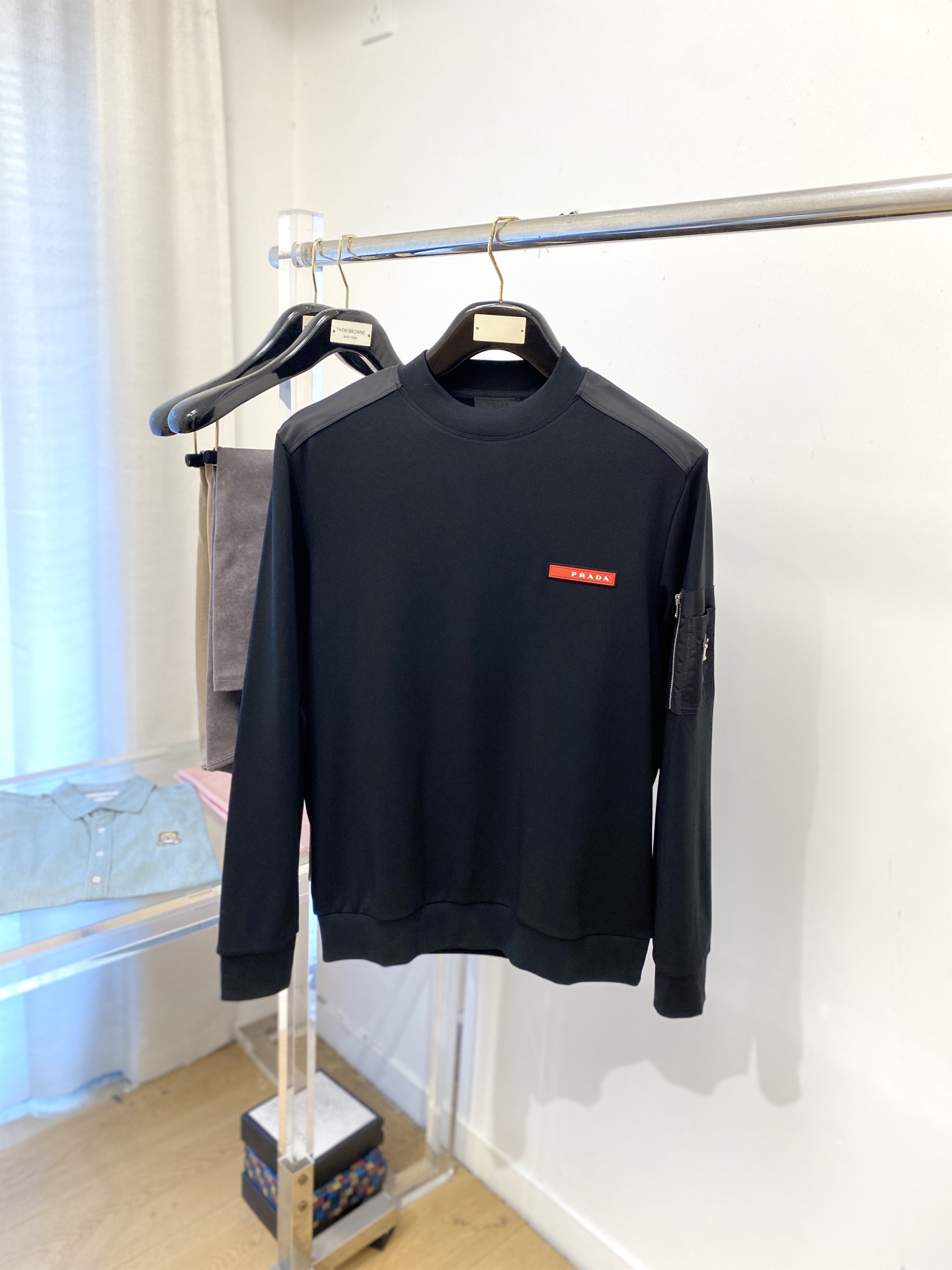 NO:550272,Prada, 2025 new long-sleeved sweatshirt, handsome and fashionable, cuff hardware decoration three-glue logo, simple and versatile style. Fabric cotton is not only crisp, maintains a fashionable silhouette, and is comfortable to wear, and the yarn is more delicate, the number M-3XL, prada, hoodie, sweatshirts, alexander wang19860909普拉达、2025新品长袖卫衣,帅气时尚,袖口五金装饰三胶标logo,简约百搭款.面料棉 不仅挺括,保持潮流的廓形,又穿着舒适,纱织更细腻,码数M-3XL,,prada,hoodie,sweatshirts,alexander wang,Men's clothing