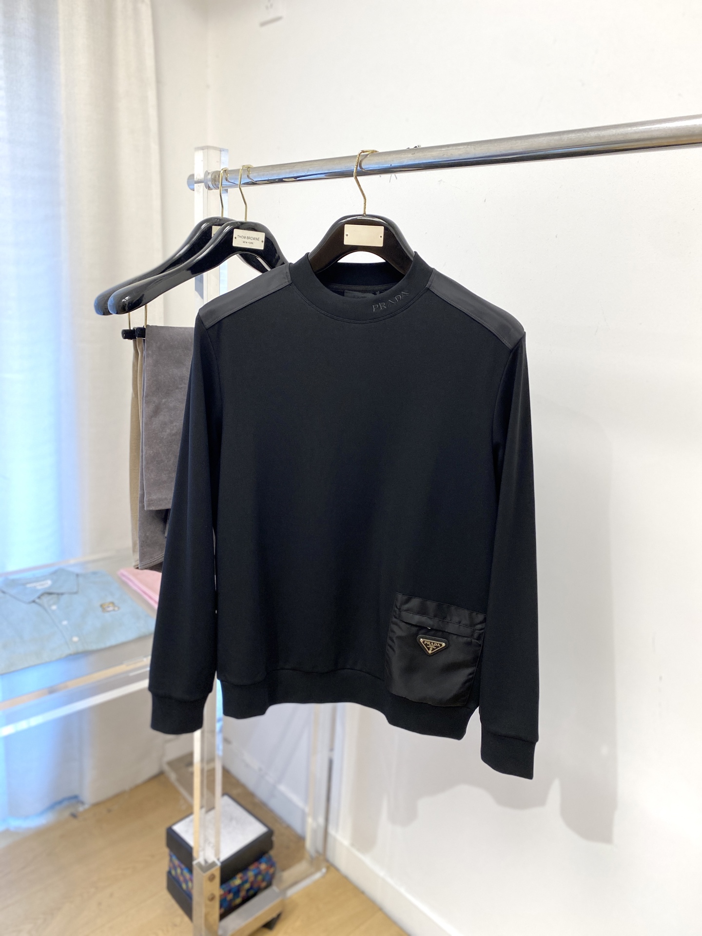 NO:550268,Prada, 2025 new long-sleeved sweatshirt, handsome and fashionable, three-glue logo under the clothes, simple and versatile style. The fabric cotton is not only crisp, maintains the trendy silhouette, and is comfortable to wear, and the yarn is more delicate, the number M-3XL, prada, hoodie, sweatshirts, alexander wang19860909普拉达、2025新品长袖卫衣,帅气时尚,衣下五金装饰三胶标logo,简约百搭款.面料棉 不仅挺括,保持潮流的廓形,又穿着舒适,纱织更细腻,码数M-3XL,,prada,hoodie,sweatshirts,alexander wang,Men's clothing