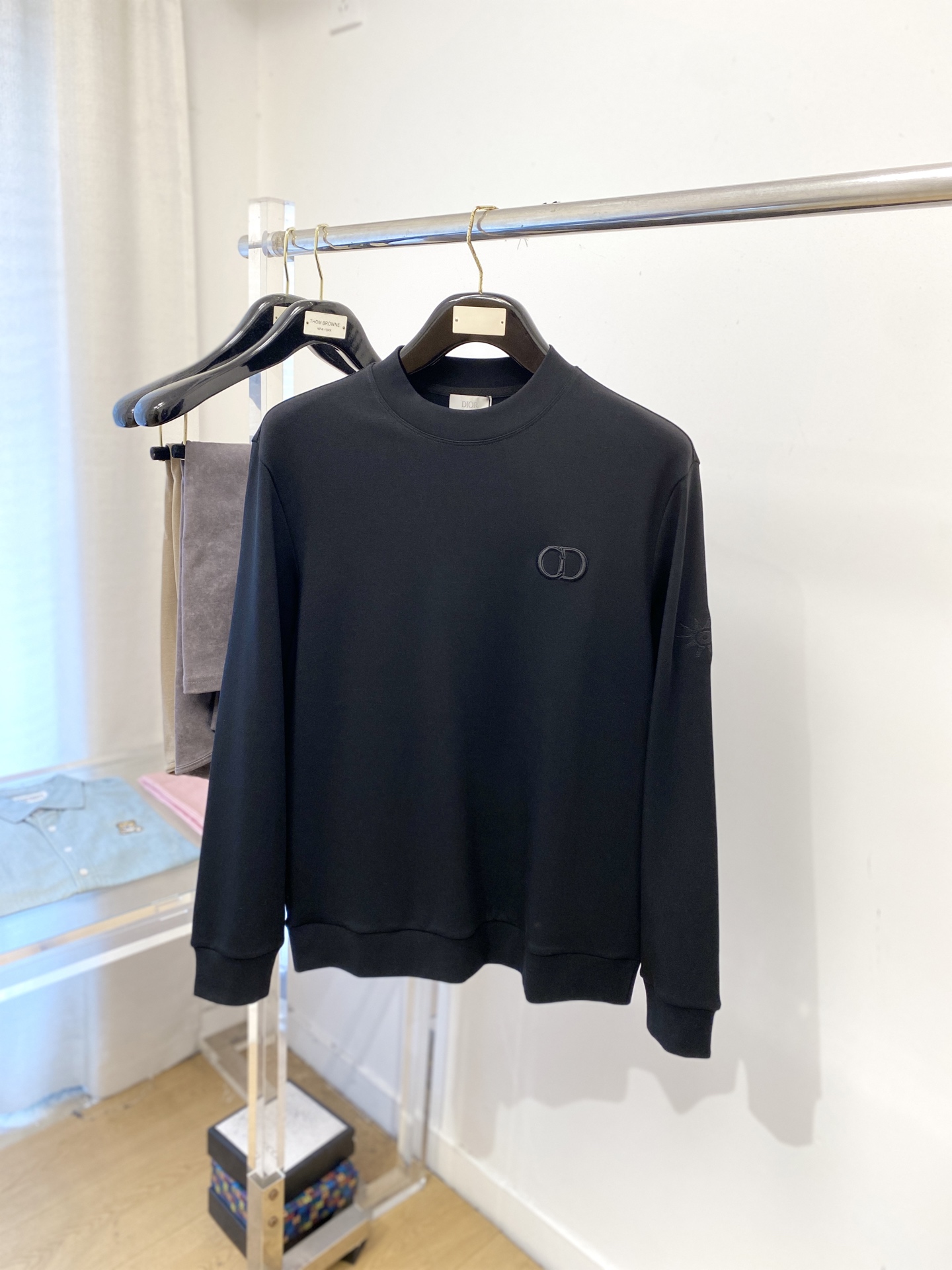 NO:550263,Dior, 2025 new long-sleeved sweatshirt, handsome and fashionable, exquisite embroidered letter logo on the chest, simple and versatile style. The fabric cotton is not only crisp, maintains the trendy silhouette, and is also comfortable to wear, and the yarn is more delicate, the number M-3XL, dior, hoodie, sweatshirts, alexander wang19860909迪奥、2025新品长袖卫衣,帅气时尚,胸前精致刺绣字母logo,简约百搭款.面料棉 不仅挺括,保持潮流的廓形,又穿着舒适,纱织更细腻,码数M-3XL,,dior,hoodie,sweatshirts,alexander wang,Men's clothing