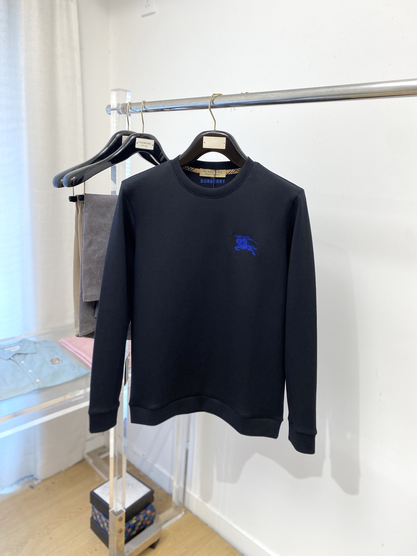 NO:550248,Burberry, 2025 new long-sleeved sweatshirt, handsome and fashionable, exquisite embroidered pattern logo on the chest, simple and versatile style. The fabric cotton is not only crisp, maintains the trendy silhouette, but also comfortable to wear, and the yarn is more delicate, the number M-4XL, burberry, hoodie, sweatshirts, alexander wang19860909巴宝莉、2025新品长袖卫衣,帅气时尚,胸前精致刺绣图案logo,简约百搭款.面料棉 不仅挺括,保持潮流的廓形,又穿着舒适,纱织更细腻,码数M-4XL,,burberry,hoodie,sweatshirts,alexander wang,Men's clothing