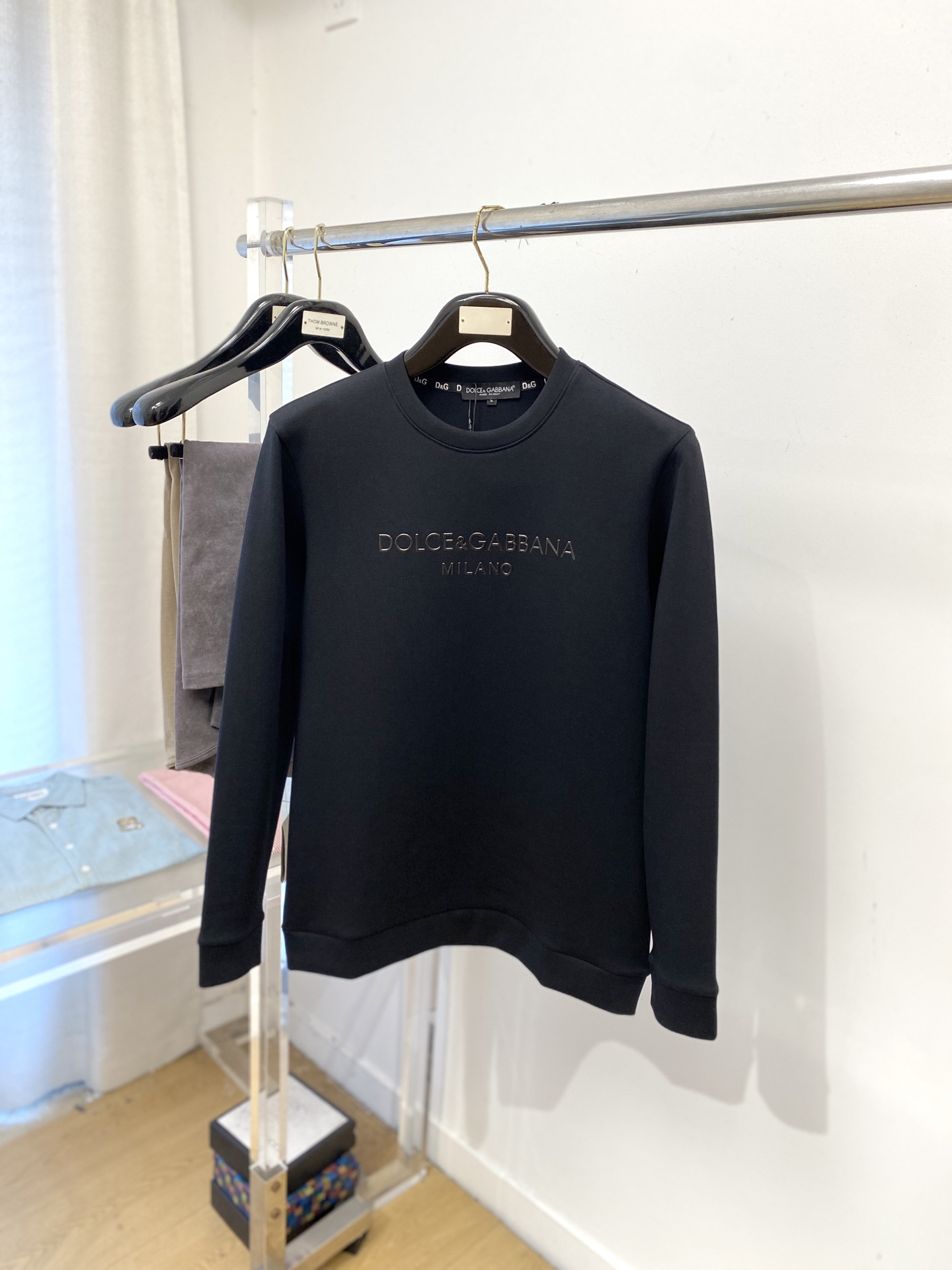 NO:550295,DG, 2025 new long-sleeved sweatshirt, handsome and fashionable, top-grade printed letter logo on the chest, simple and versatile style. The fabric cotton is not only crisp, maintains the trendy silhouette, and is comfortable to wear, and the yarn is more delicate, the number M-4XL, hoodie, sweatshirts, alexander wang19860909DG、2025新品长袖卫衣,帅气时尚,胸前顶级印胶字母logo,简约百搭款.面料棉 不仅挺括,保持潮流的廓形,又穿着舒适,纱织更细腻,码数M-4XL,,hoodie,sweatshirts,alexander wang,Men's clothing