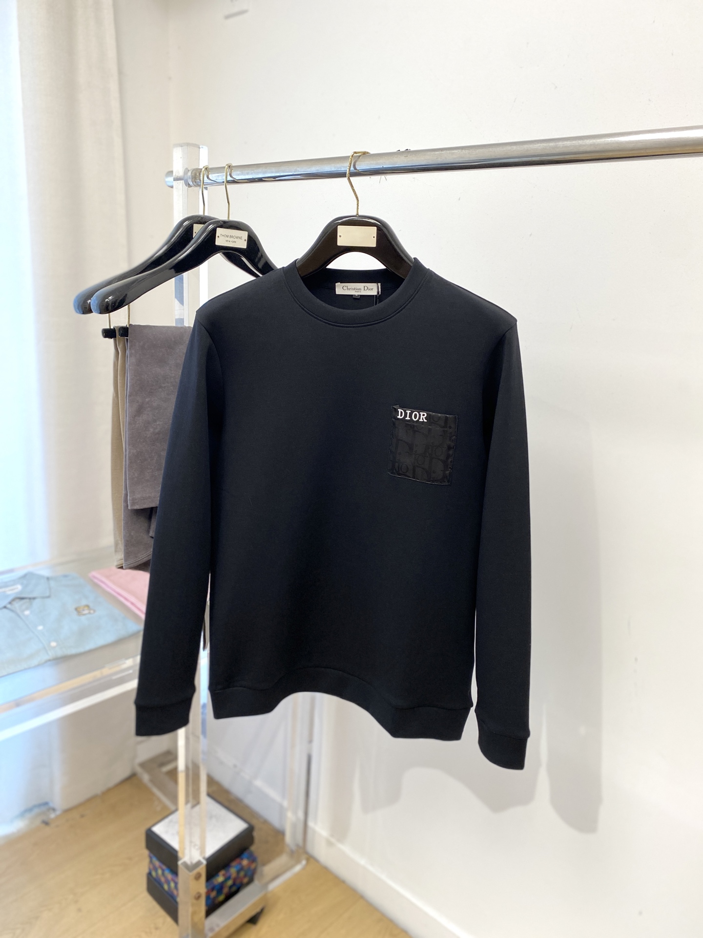 NO:550289,Dior, 2025 new long-sleeved sweatshirt, handsome and fashionable, with exquisite embroidered letter logo on the chest, simple and versatile. The fabric cotton is not only crisp and maintains the trendy silhouette, but also comfortable to wear, and the yarn is more delicate. Size M-4XL, dior, hoodie, sweatshirts, alexander wang19860909迪奥、2025新品长袖卫衣,帅气时尚,胸前精致刺绣字母logo,简约百搭款.面料棉 不仅挺括,保持潮流的廓形,又穿着舒适,纱织更细腻,码数M-4XL,,dior,hoodie,sweatshirts,alexander wang,Men's clothing