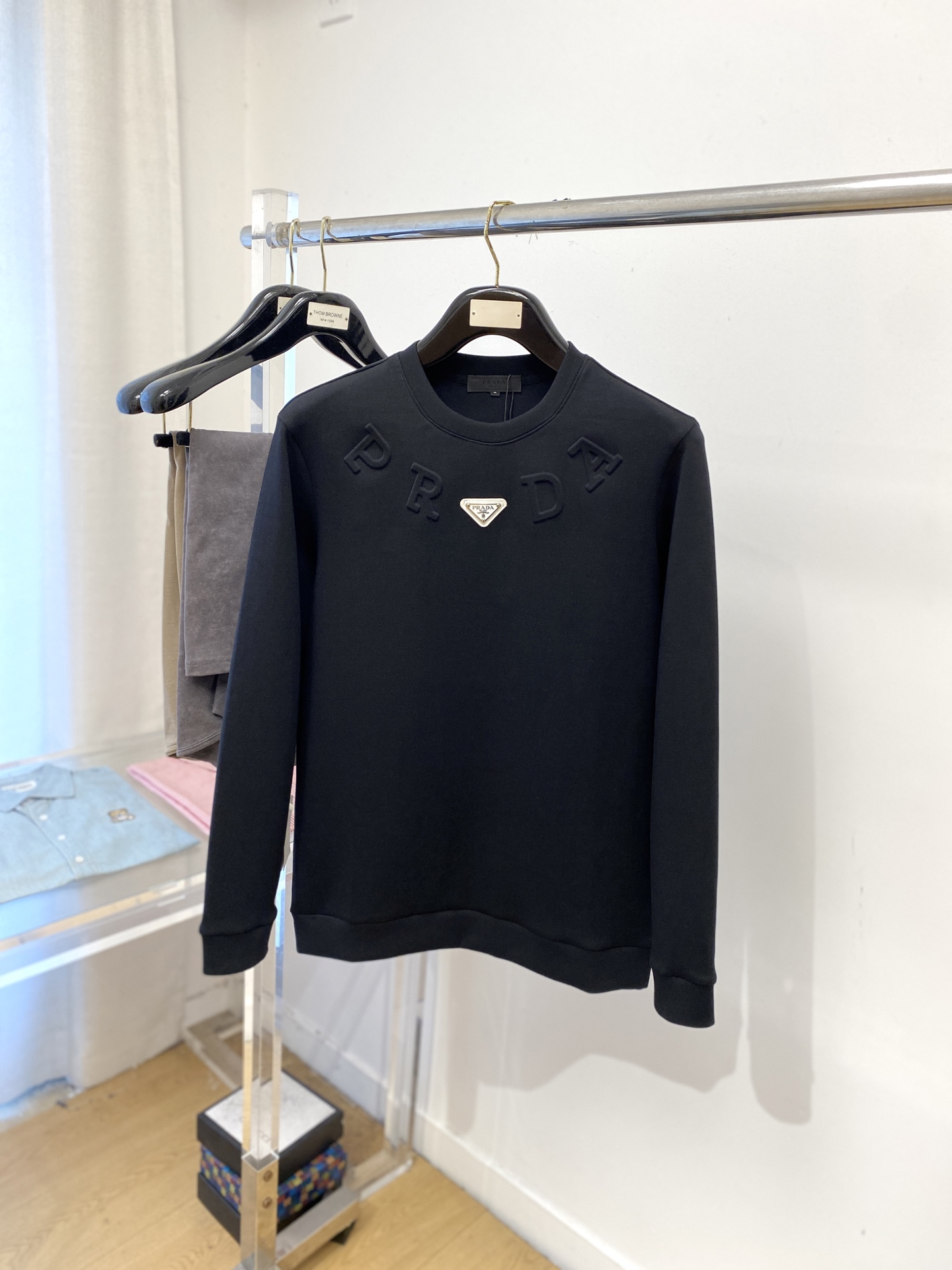 NO:550283,Prada, 2025 new long-sleeved sweatshirt, handsome and fashionable, chest hardware decorative triangle logo, simple and versatile style. Fabric cotton is not only crisp, maintains a fashionable silhouette, and is comfortable to wear, and the yarn is more delicate, the number M-4XL, prada, hoodie, sweatshirts, alexander wang19860909普拉达、2025新品长袖卫衣,帅气时尚,胸口五金装饰三角标logo,简约百搭款.面料棉 不仅挺括,保持潮流的廓形,又穿着舒适,纱织更细腻,码数M-4XL,,prada,hoodie,sweatshirts,alexander wang,Men's clothing