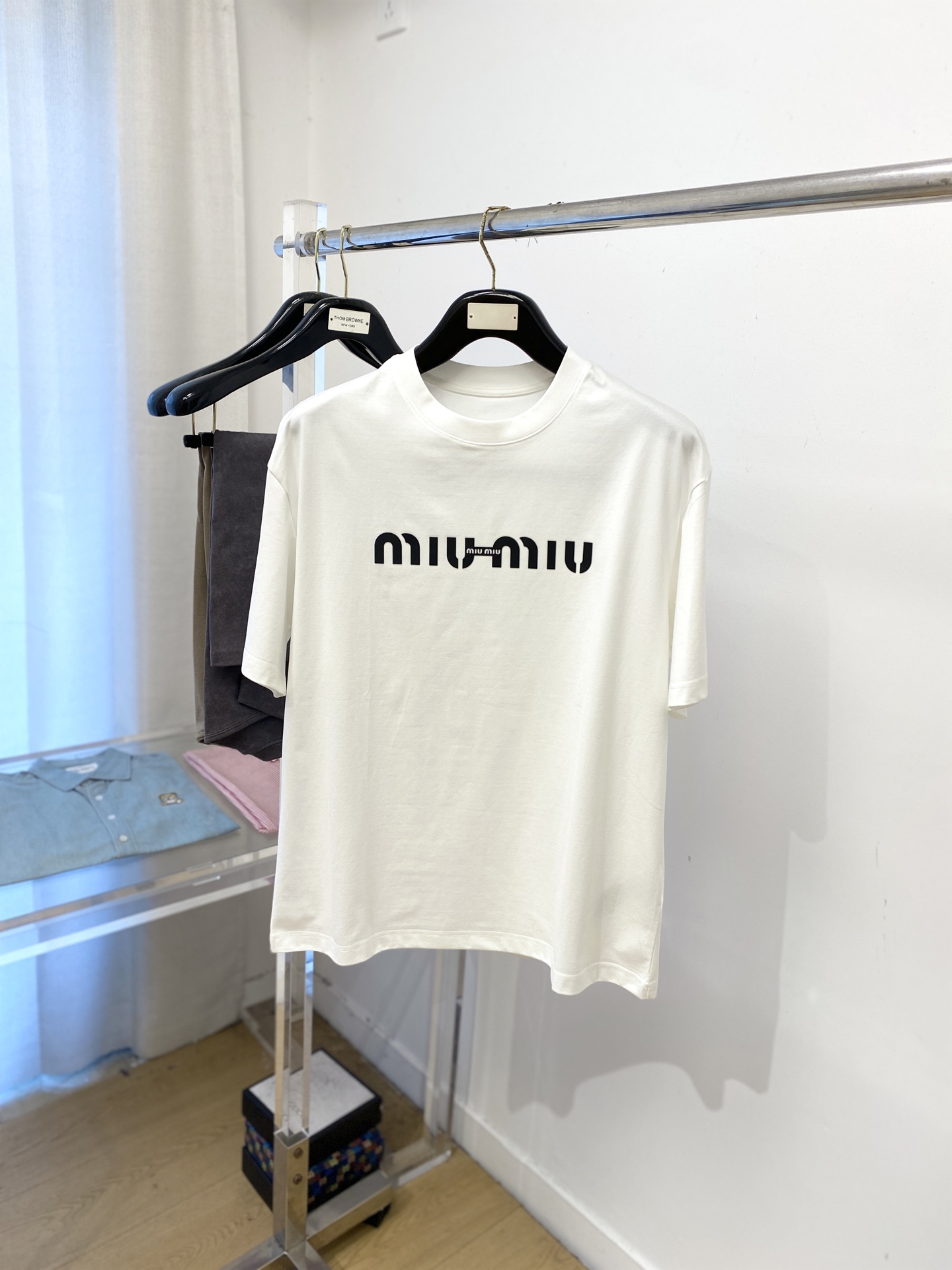 NO:550257,MIUMIU, 2025 new short-sleeved T-shirt, handsome and fashionable, top-grade printed letter logo on the chest, simple and versatile style. Fabric cotton is not only crisp, maintains the trendy silhouette, and is comfortable to wear, and the yarn is more delicate, the number M-3XL,,miumiu, T-shirt,tees, t-shirt,alexander wang19860909MIUMIU、2025新品短袖T恤,帅气时尚,胸前顶级印胶字母logo,简约百搭款.面料棉 不仅挺括,保持潮流的廓形,又穿着舒适,纱织更细腻,码数M-3XL,,miumiu,T-shirt,tees，t-shirt,alexander wang,Men's clothing