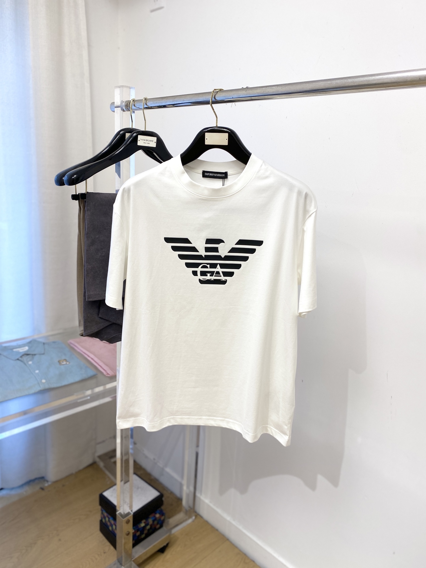 NO:550251,Armani, 2025 new short-sleeved T-shirt, handsome and fashionable, top-grade glue-printed pattern letter logo on the chest, simple and versatile style. Fabric cotton is not only crisp, maintains a fashionable silhouette, but also comfortable to wear, and the yarn is more delicate, the number M-3XL,,armani, T-shirt,tees, t-shirt,alexander wang19860909阿玛尼、2025新品短袖T恤,帅气时尚,胸口顶级印胶图案字母logo,简约百搭款.面料棉 不仅挺括,保持潮流的廓形,又穿着舒适,纱织更细腻,码数M-3XL,,armani,T-shirt,tees，t-shirt,alexander wang,Men's clothing