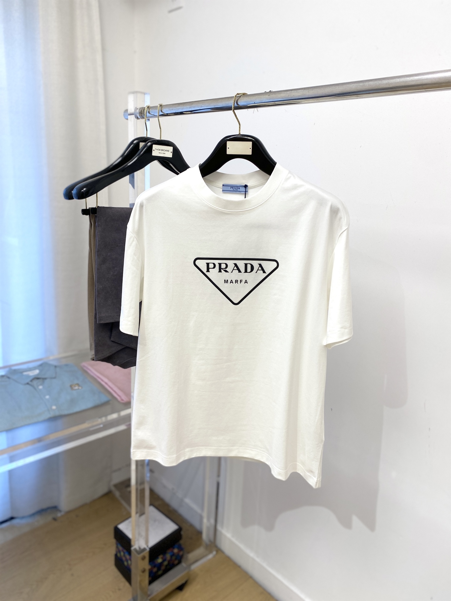 NO:550246,Prada, 2025 new short-sleeved T-shirt, handsome and fashionable, top-grade glue-printed pattern letter logo on the chest, simple and versatile style. Fabric cotton is not only crisp, maintains a fashionable silhouette, but also comfortable to wear, and the yarn is more delicate, the number M-3XL, prada, T-shirt,tees, t-shirt,alexander wang19860909普拉达、2025新品短袖T恤,帅气时尚,胸口顶级印胶图案字母logo,简约百搭款.面料棉 不仅挺括,保持潮流的廓形,又穿着舒适,纱织更细腻,码数M-3XL,,prada,T-shirt,tees，t-shirt,alexander wang,Men's clothing