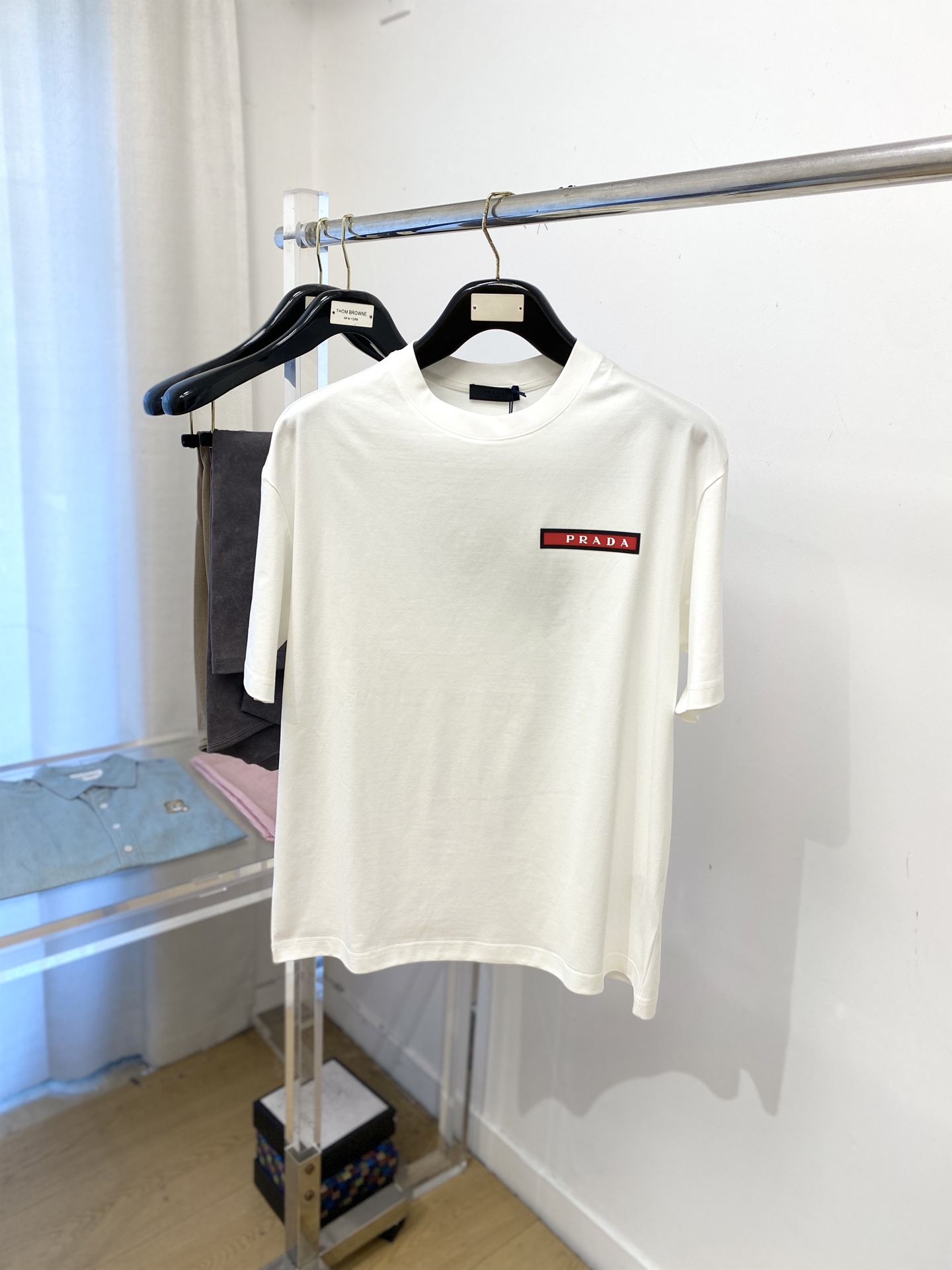 NO:550291,Prada, 2025 new short-sleeved T-shirt, handsome and fashionable, top-grade printed letter logo on the chest, simple and versatile style. The fabric cotton is not only crisp, maintains the trendy silhouette, but also comfortable to wear, and the yarn is more delicate, the number M-3XL, prada, T-shirt,tees, t-shirt,alexander wang19860909普拉达、2025新品短袖T恤,帅气时尚,胸前顶级印胶字母logo,简约百搭款.面料棉 不仅挺括,保持潮流的廓形,又穿着舒适,纱织更细腻,码数M-3XL,,prada,T-shirt,tees，t-shirt,alexander wang,Men's clothing