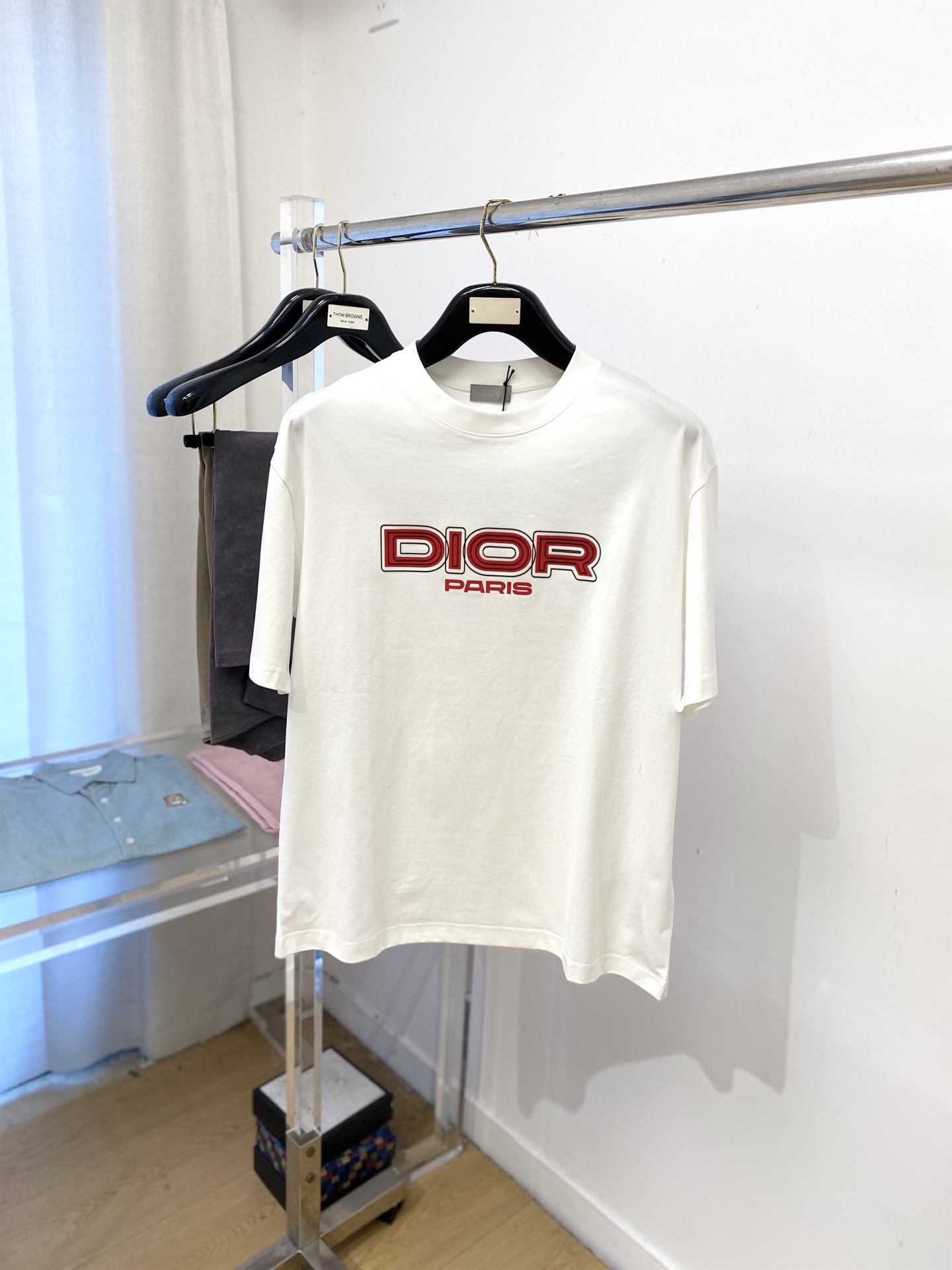 NO:550285,Dior, 2025 new short-sleeved T-shirt, handsome and fashionable, top-grade printed letter logo on the chest, simple and versatile style. Fabric cotton is not only crisp, maintains the trendy silhouette, but also comfortable to wear, and the yarn is more delicate, the number M-3XL,,dior,T-shirt,tees,t-shirt,alexander wang19860909迪奥、2025新品短袖T恤,帅气时尚,胸前顶级印胶字母logo,简约百搭款.面料棉 不仅挺括,保持潮流的廓形,又穿着舒适,纱织更细腻,码数M-3XL,,dior,T-shirt,tees，t-shirt,alexander wang,Men's clothing