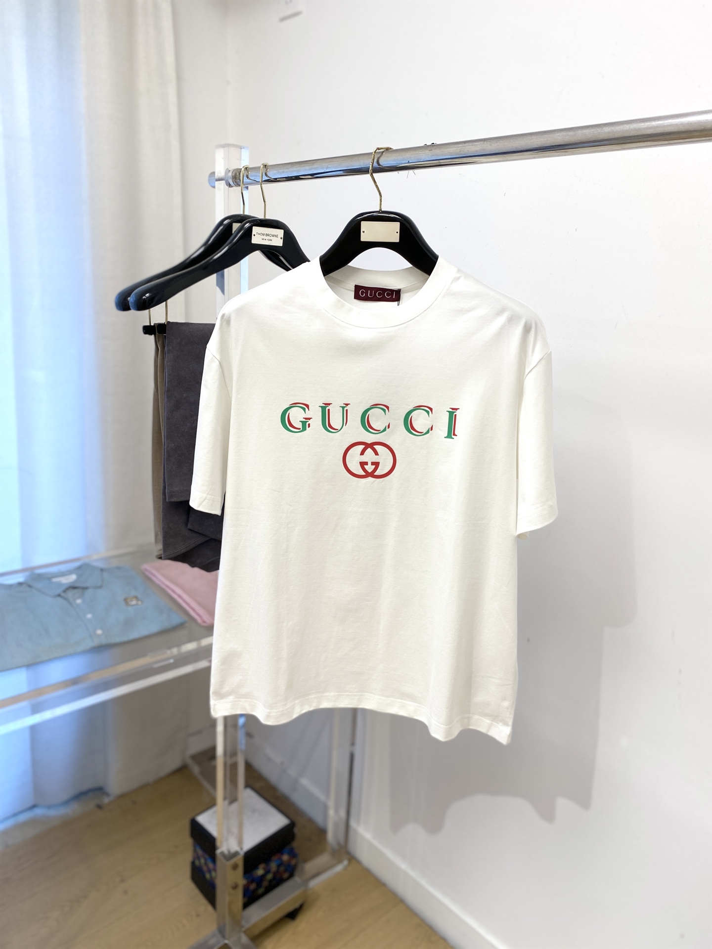 NO:550273,Guqi, 2025 new short-sleeved T-shirt, handsome and fashionable, top-grade printed letter logo on the chest, simple and versatile style. Fabric cotton is not only crisp, maintains a fashionable silhouette, but also comfortable to wear, and the yarn is more delicate, the number M-3XL, T-shirt,tees, t-shirt,alexander wang19860909古奇、2025新品短袖T恤,帅气时尚,胸前顶级印胶字母logo,简约百搭款.面料棉 不仅挺括,保持潮流的廓形,又穿着舒适,纱织更细腻,码数M-3XL,,T-shirt,tees，t-shirt,alexander wang,Men's clothing