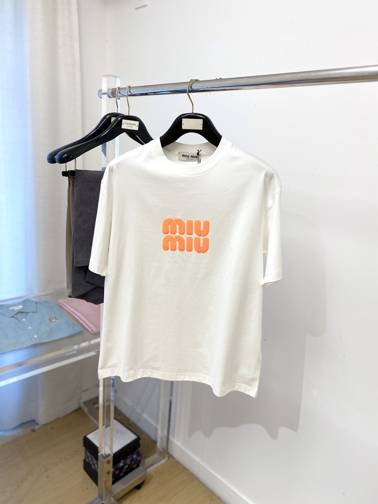 NO:550270,MIUMIU, 2025 new short-sleeved T-shirt, handsome and fashionable, exquisite embroidered letter logo on the chest, simple and versatile style. Fabric cotton is not only crisp, maintains a fashionable silhouette, but also comfortable to wear, and the yarn is more delicate, the number M-3XL,,miumiu, T-shirt,tees, t-shirt,alexander wang19860909MIUMIU、2025新品短袖T恤,帅气时尚,胸前精致刺绣字母logo,简约百搭款.面料棉 不仅挺括,保持潮流的廓形,又穿着舒适,纱织更细腻,码数M-3XL,,miumiu,T-shirt,tees，t-shirt,alexander wang,Men's clothing