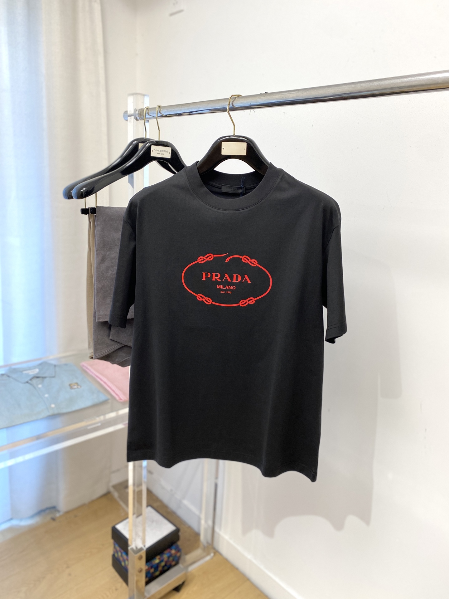 NO:550265,Prada, 2025 new short-sleeved T-shirt, handsome and fashionable, top printed letter logo on the chest, simple and versatile style. The fabric cotton is not only crisp, maintains the trendy silhouette, but also comfortable to wear, and the yarn is more delicate, the number M-3XL, prada, T-shirt,tees, t-shirt,alexander wang19860909普拉达、2025新品短袖T恤,帅气时尚,胸前顶级印花字母logo,简约百搭款.面料棉 不仅挺括,保持潮流的廓形,又穿着舒适,纱织更细腻,码数M-3XL,,prada,T-shirt,tees，t-shirt,alexander wang,Men's clothing