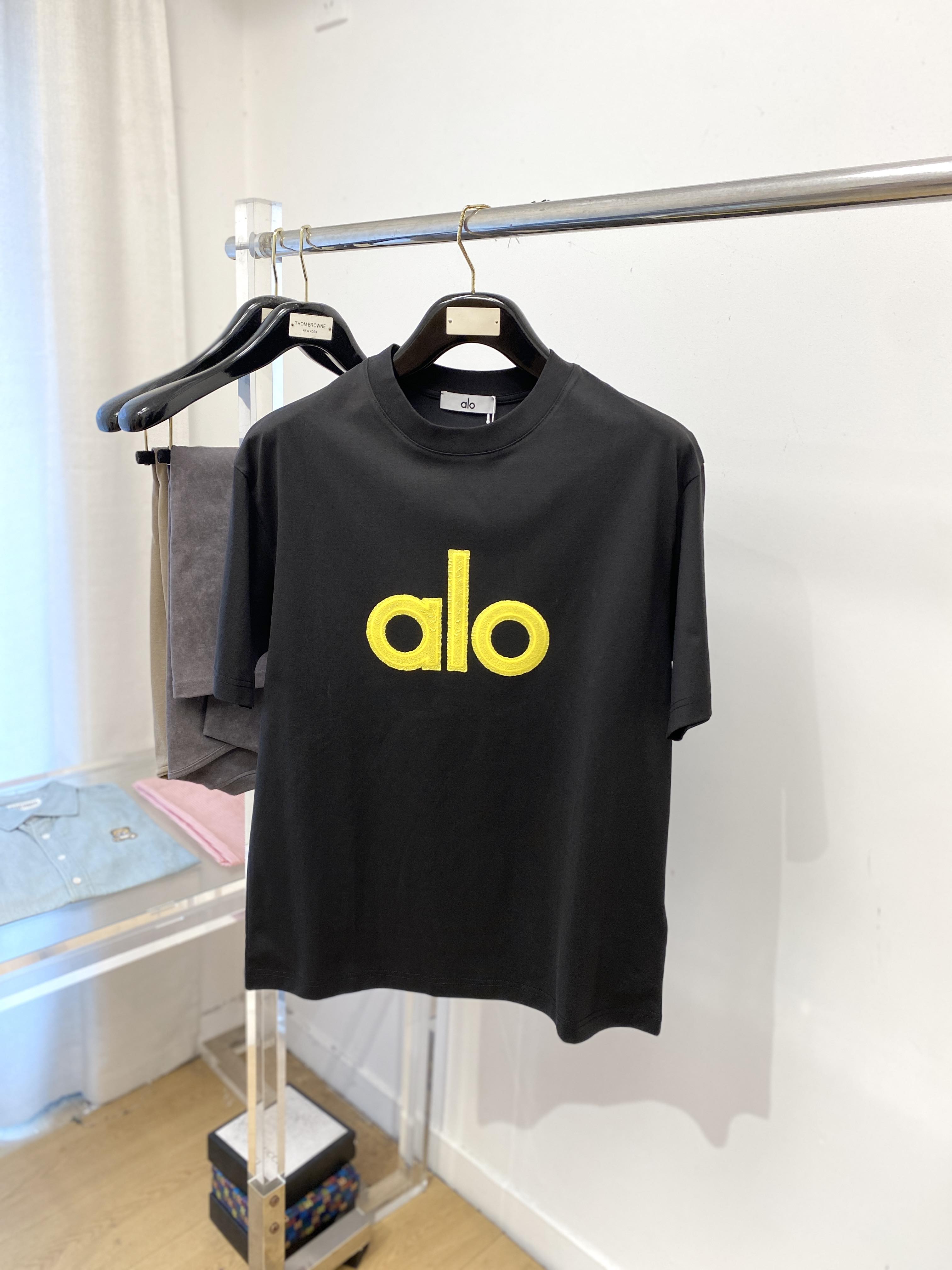 NO:550260,aIo, 2025 new short-sleeved T-shirt, handsome and fashionable, exquisite embroidered letter logo on the chest, simple and versatile style. The fabric cotton is not only crisp, maintains the trendy silhouette, but also comfortable to wear, and the yarn is more delicate, the number M-3XL, T-shirt,tees, t-shirt,alexander wang19860909aIo、2025新品短袖T恤,帅气时尚,胸前精致刺绣字母logo,简约百搭款.面料棉 不仅挺括,保持潮流的廓形,又穿着舒适,纱织更细腻,码数M-3XL,,T-shirt,tees，t-shirt,alexander wang,Men's clothing