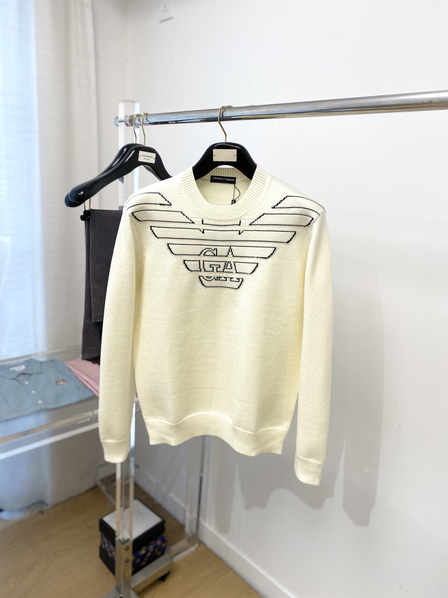 NO:564715,Armani, 2025 new wool sweater has a delicate and soft feel, which can be directly in contact with the skin, allowing the warm yarn to change into a delicate texture. The top-notch craftsmanship is very distinctive and colorful, and the style is simple, elegant and exquisite. The three-dimensional tailoring design makes the entire sweater upper body full of youthful vitality and vitality. It is recommended to be a must-have for autumn and winter. Sizes M-3XL, armani, sweaters, alexander wang19860909阿玛尼、2025新品羊毛衣 具有手感细腻柔软,可直接与肌肤接触,让暖心的纱线变化出细腻的质感,顶级工艺极具特色出彩,款式简约大方精美 立体剪裁的版型设计,让整款毛衣上身尽显青春活力和朝气,推荐款秋冬季穿搭必备.尺码M-3XL,,armani,sweaters,alexander wang,Men's clothing