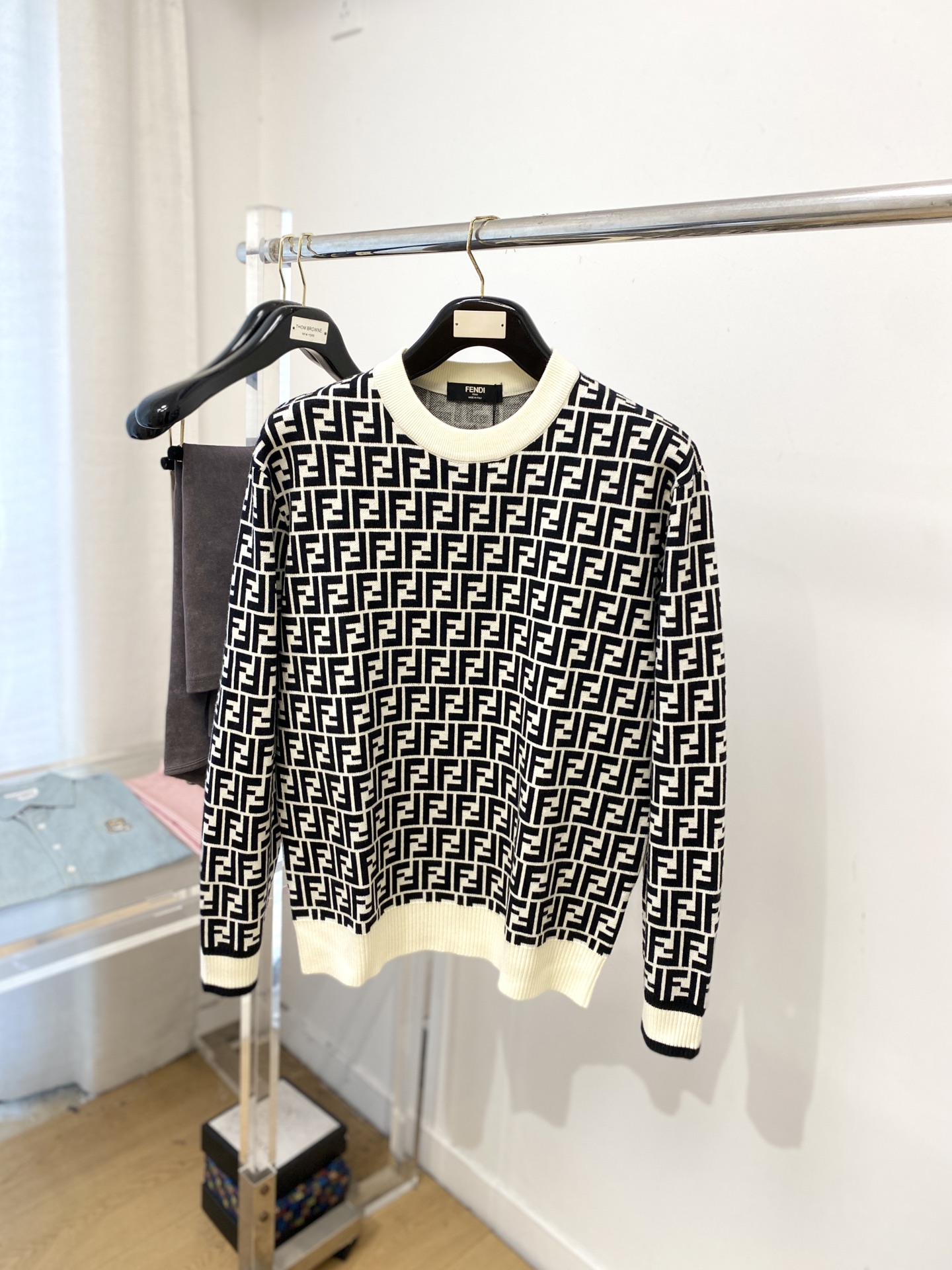 NO:564708,Fendi, 2025 new wool sweater has a delicate and soft feel, which can be directly in contact with the skin, allowing the warm yarn to change into a delicate texture. The top-notch craftsmanship is very distinctive and colorful, and the style is simple, elegant and exquisite. The three-dimensional tailoring design makes the entire sweater upper body full of youthful vitality and vitality. It is recommended to be a must-have for autumn and winter. Sizes M-3XL,, fendi, sweaters, alexander wang19860909芬迪、2025新品羊毛衣 具有手感细腻柔软,可直接与肌肤接触,让暖心的纱线变化出细腻的质感,顶级工艺极具特色出彩,款式简约大方精美 立体剪裁的版型设计,让整款毛衣上身尽显青春活力和朝气,推荐款秋冬季穿搭必备.尺码M-3XL,,fendi,sweaters,alexander wang,Men's clothing