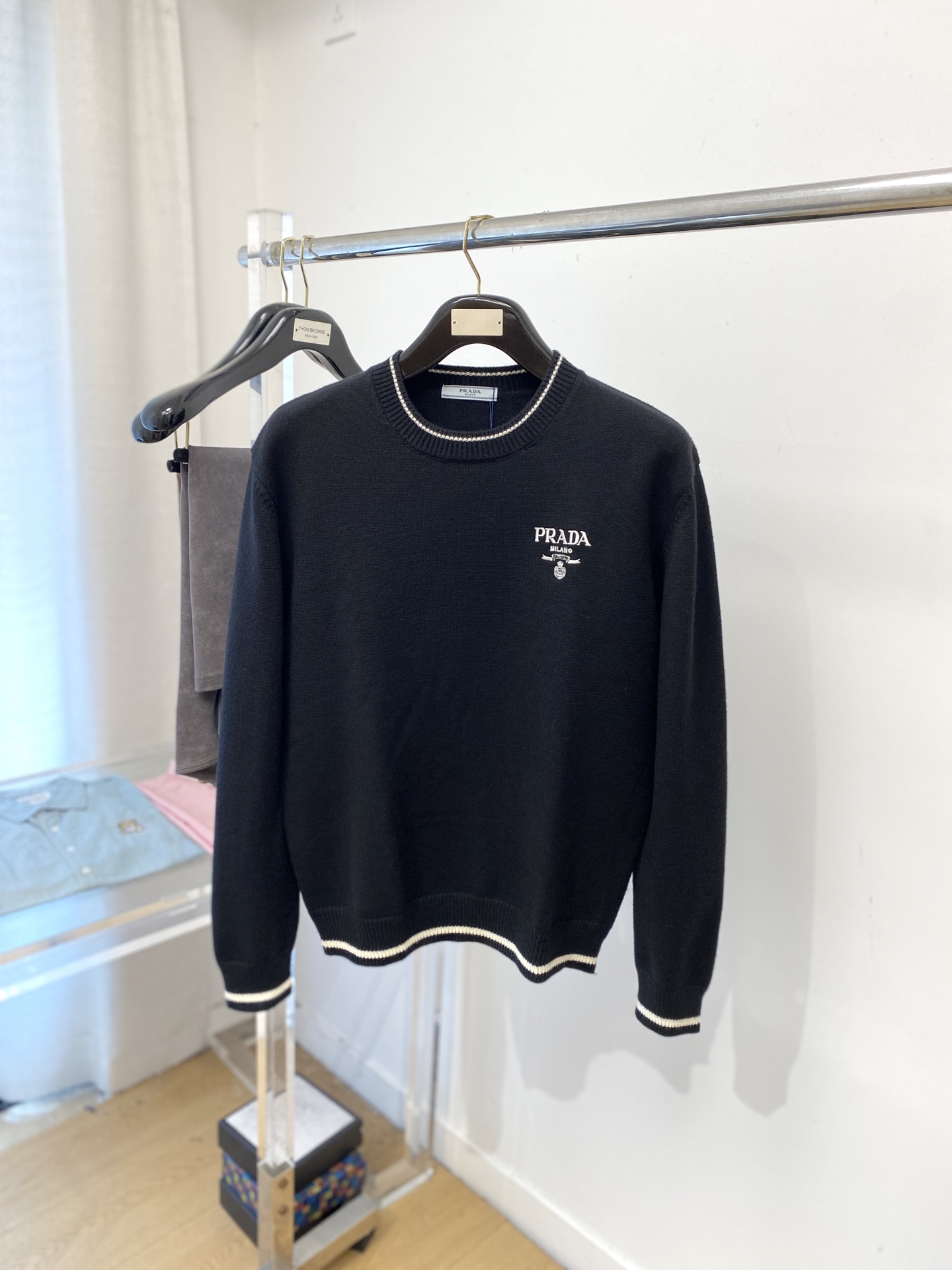 NO:564701,Prada, 2025 new woolen sweaters have a delicate and soft feel that can be directly in contact with the skin, allowing the warm yarn to change into a delicate texture. The top-notch craftsmanship is very distinctive and colorful, and the style is simple, elegant and exquisite. The three-dimensional tailoring design makes the entire sweater upper body full of youthful vitality and vitality. It is recommended to be a must-have for autumn and winter. Sizes M-3XL, prada, sweaters, alexander wang19860909普拉达、2025新品羊毛衣 具有手感细腻柔软,可直接与肌肤接触,让暖心的纱线变化出细腻的质感,顶级工艺极具特色出彩,款式简约大方精美 立体剪裁的版型设计,让整款毛衣上身尽显青春活力和朝气,推荐款秋冬季穿搭必备.尺码M-3XL,,prada,sweaters,alexander wang,Men's clothing