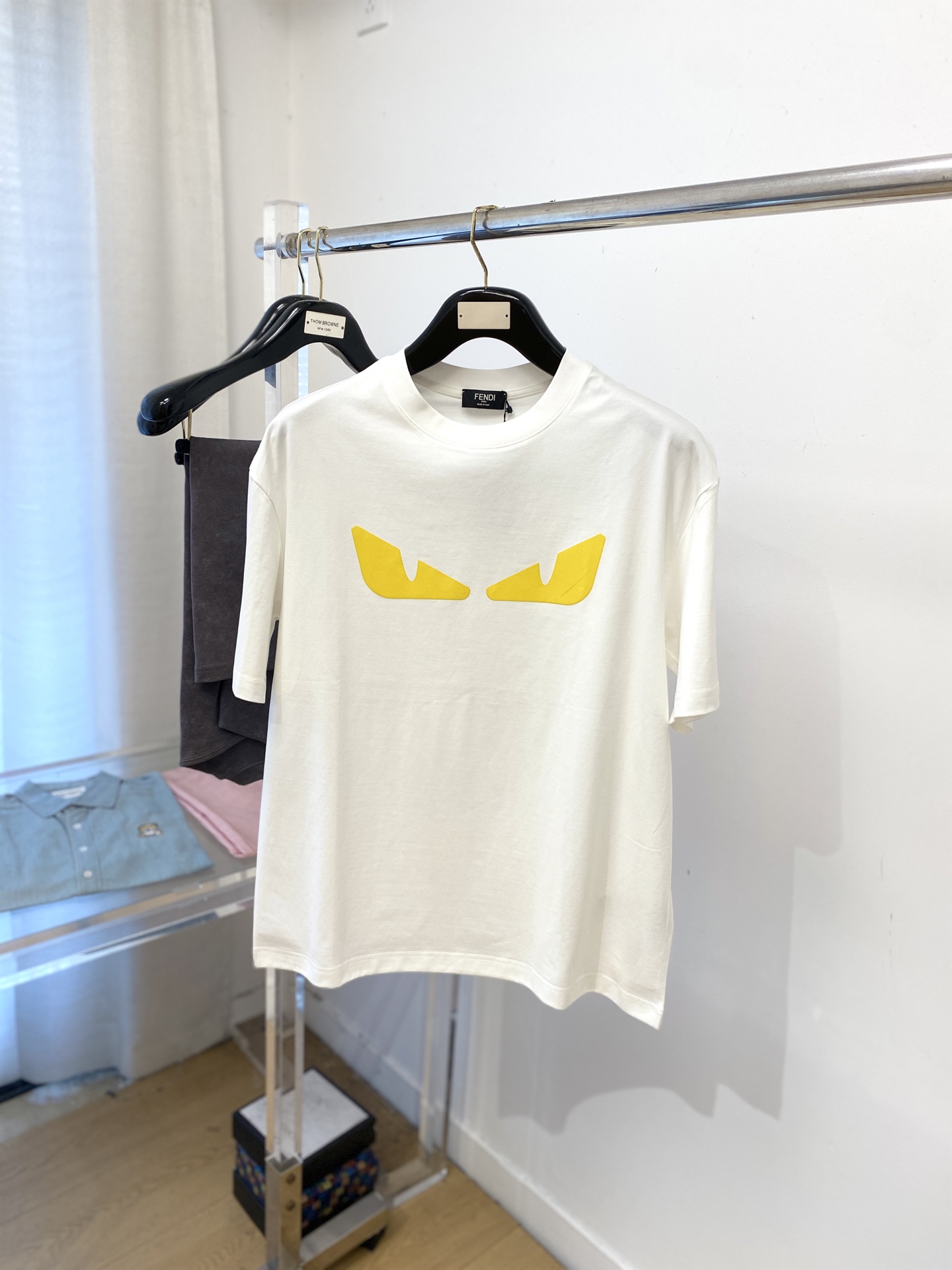 NO:564724,Fendi, 2025 new short-sleeved T-shirt, handsome and fashionable, top-notch printed logo on the chest, simple and versatile. The fabric cotton is not only crisp and maintains the trendy silhouette, but also comfortable to wear, and the yarn is more delicate. Size M-3XL,,fendi,T-shirt,tees,t-shirt,alexander wang19860909芬迪、2025新品短袖T恤,帅气时尚,胸前顶级印花图案logo,简约百搭款.面料棉 不仅挺括,保持潮流的廓形,又穿着舒适,纱织更细腻,码数M-3XL,,fendi,T-shirt,tees，t-shirt,alexander wang,Men's clothing