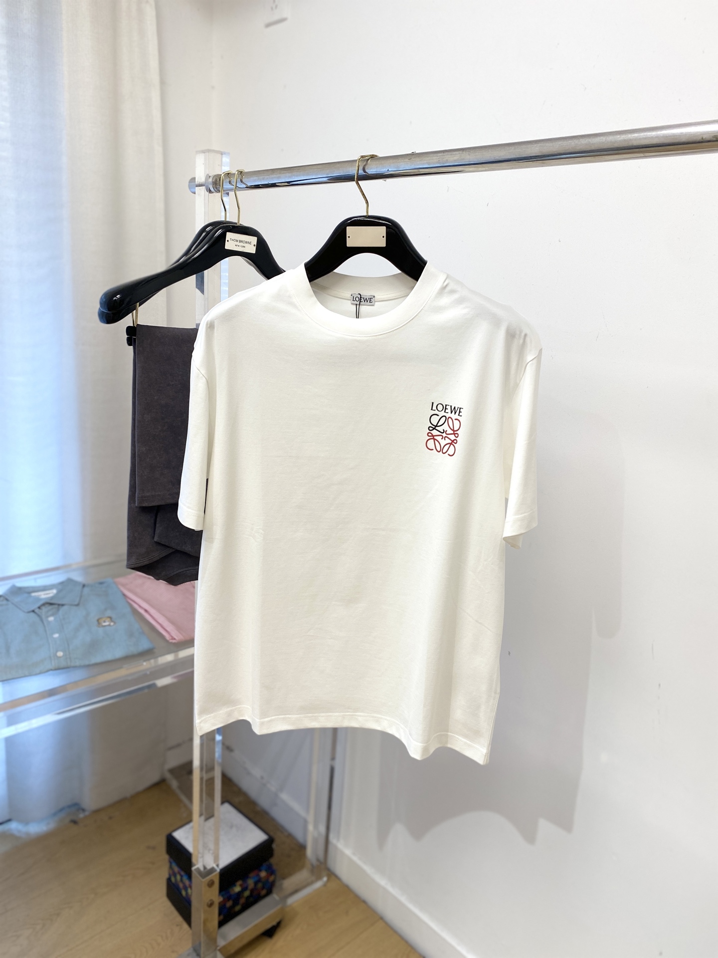 NO:564716,Loewe, 2025 new short-sleeved T-shirt, handsome and fashionable, top-notch printed letter logo on the chest, simple and versatile. The fabric cotton is not only crisp and maintains the trendy silhouette, but also comfortable to wear, and the yarn is more delicate. Size M-3XL,,loewe,T-shirt,tees,t-shirt,alexander wang19860909罗意威、2025新品短袖T恤,帅气时尚,胸前顶级印胶字母图案logo,简约百搭款.面料棉 不仅挺括,保持潮流的廓形,又穿着舒适,纱织更细腻,码数M-3XL,,loewe,T-shirt,tees，t-shirt,alexander wang,Men's clothing