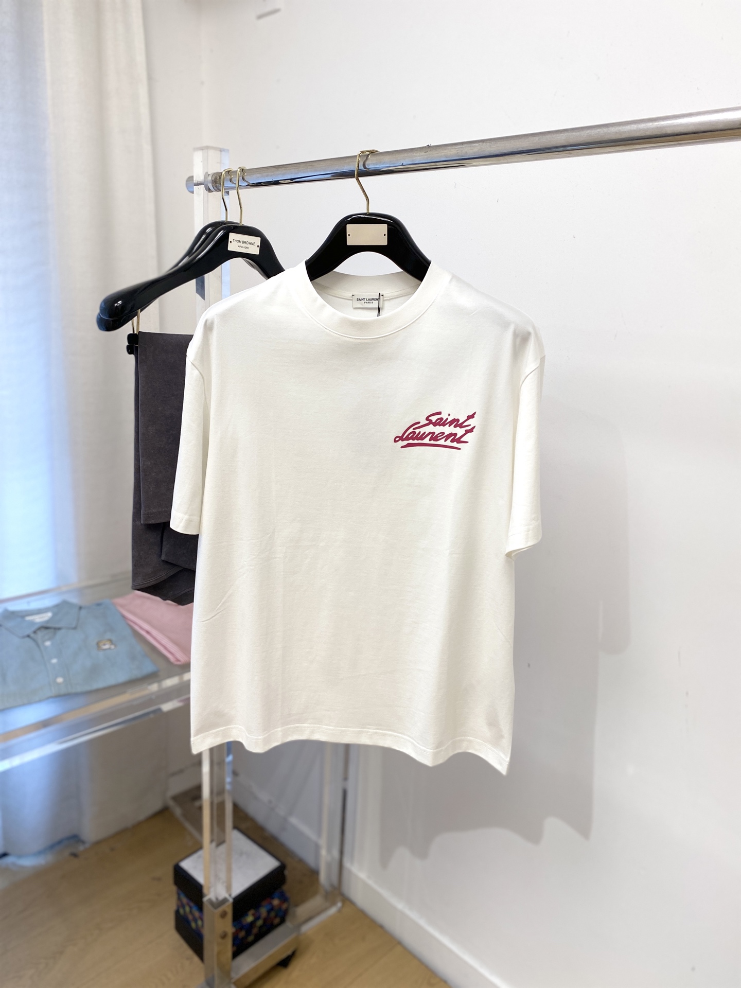 NO:564709,YSL Saint Laurent, 2025 new short-sleeved T-shirt, handsome and fashionable, top-notch printed letter logo on the chest, simple and versatile. The fabric cotton is not only crisp and maintains the trendy silhouette, but also comfortable to wear, and the yarn is more delicate. Size M-3XL, saint laurent, saint laurent, T-shirt, tees, t-shirt, alexander wang19860909YSL 圣罗兰、2025新品短袖T恤,帅气时尚,胸前顶级印胶字母logo,简约百搭款.面料棉 不仅挺括,保持潮流的廓形,又穿着舒适,纱织更细腻,码数M-3XL,,saint laurent,saint laurent,T-shirt,tees，t-shirt,alexander wang,Men's clothing