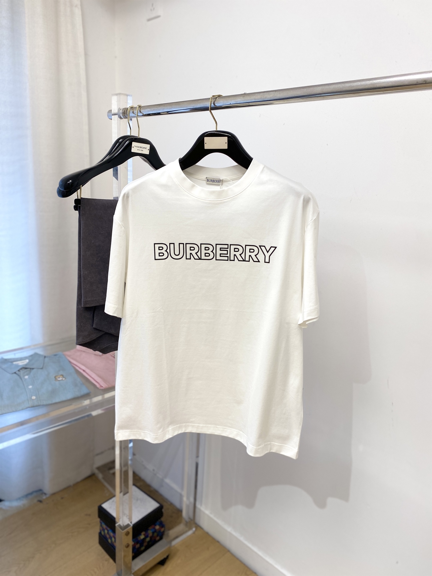 NO:564700,Burberry, 2025 new short-sleeved T-shirt, handsome and fashionable, top-notch printed letter logo on the chest, simple and versatile. The fabric cotton is not only crisp and maintains the trendy silhouette, but also comfortable to wear, and the yarn is more delicate. Size M-3XL,, burberry, T-shirt, tees, t-shirt, alexander wang19860909巴宝莉、2025新品短袖T恤,帅气时尚,胸前顶级印胶字母logo,简约百搭款.面料棉 不仅挺括,保持潮流的廓形,又穿着舒适,纱织更细腻,码数M-3XL,,burberry,T-shirt,tees，t-shirt,alexander wang,Men's clothing