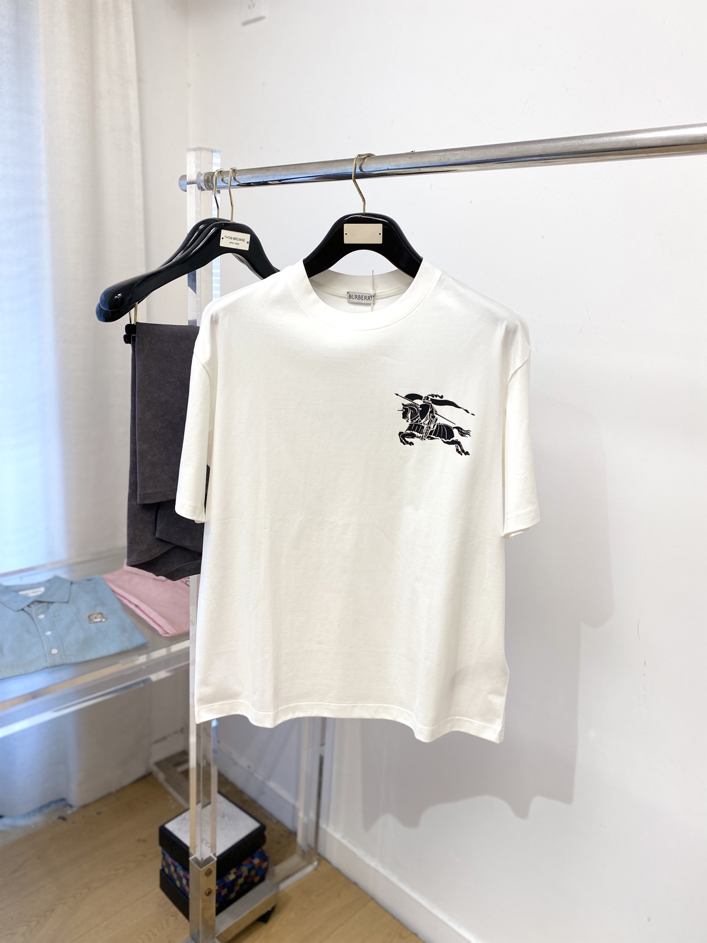 NO:564692,Burberry, 2025 new short-sleeved T-shirt, handsome and fashionable, top-notch printed logo on the chest, simple and versatile. The fabric cotton is not only crisp and maintains the trendy silhouette, but also comfortable to wear, and the yarn is more delicate. Size M-3XL,, burberry, T-shirt, tees, t-shirt, alexander wang19860909巴宝莉、2025新品短袖T恤,帅气时尚,胸前顶级印胶图案logo,简约百搭款.面料棉 不仅挺括,保持潮流的廓形,又穿着舒适,纱织更细腻,码数M-3XL,,burberry,T-shirt,tees，t-shirt,alexander wang,Men's clothing